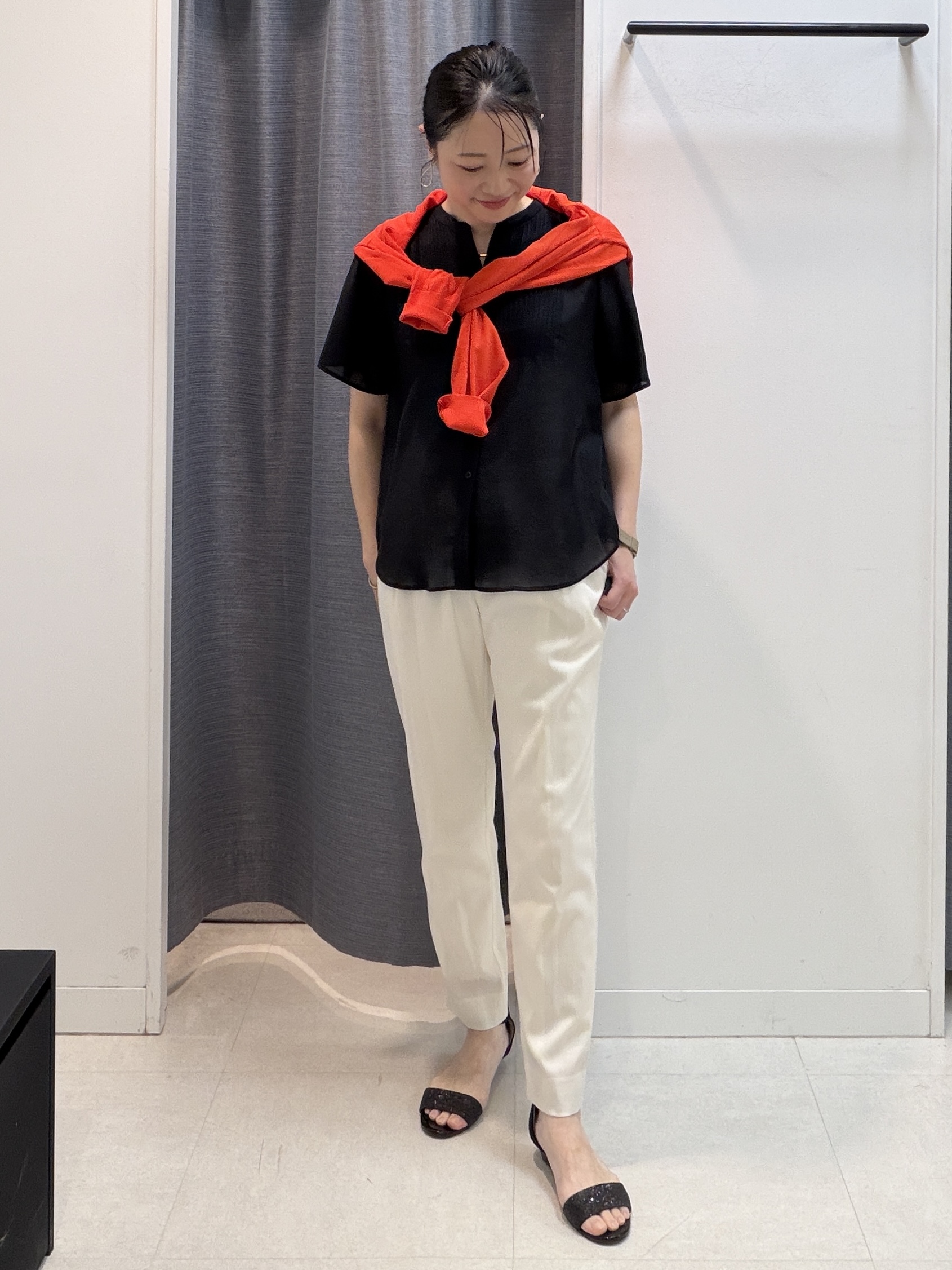 shihoさんの「INDIVI｜【接触冷感/洗える】シアーシャンブレーピンタックブラウス」を使ったコーディネート