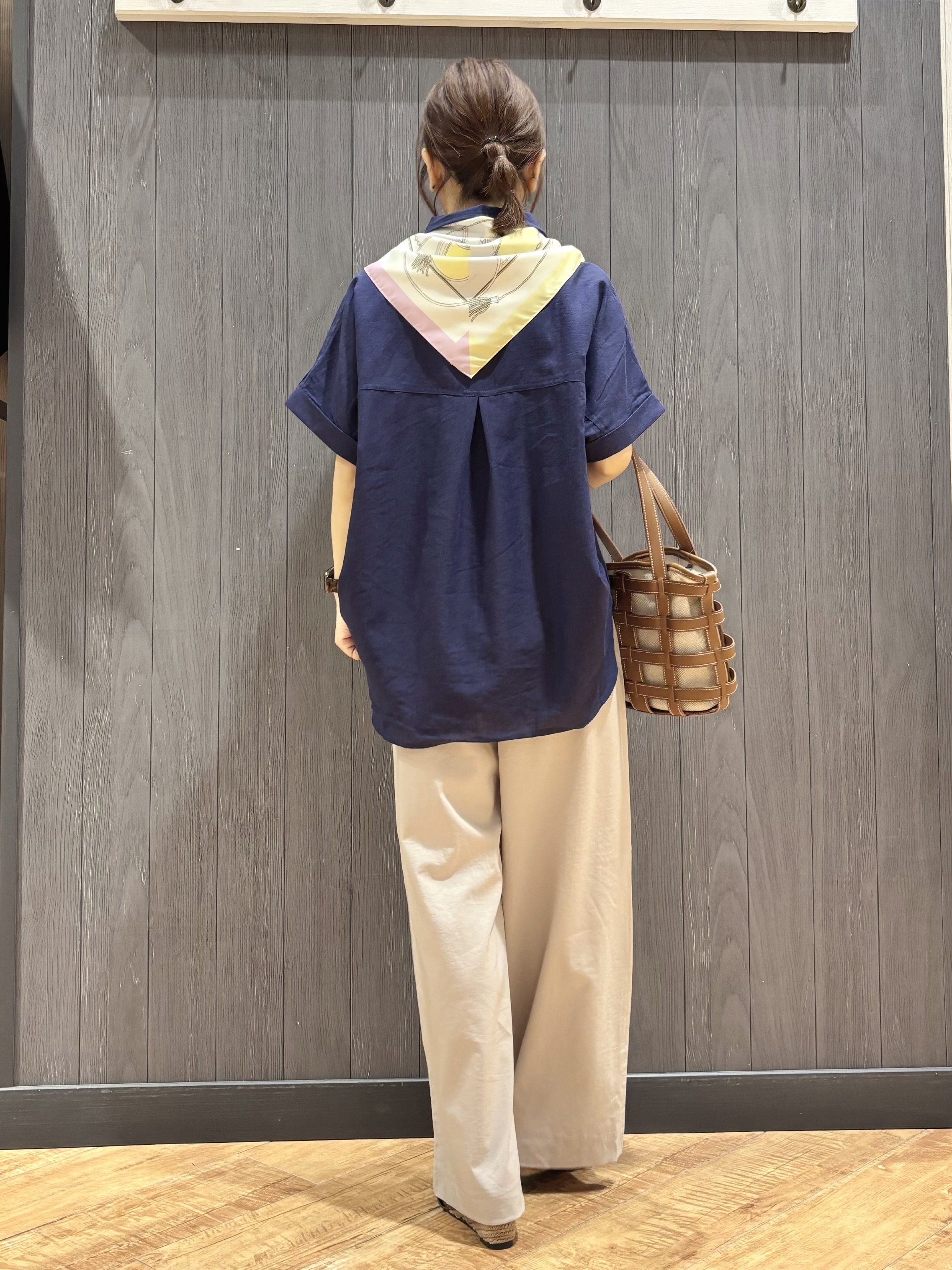 meiさんの「SHOO･LA･RUE｜【ひんやり/UV】インせず着られる フレンチリネンスキッパーシャツ」を使ったコーディネート