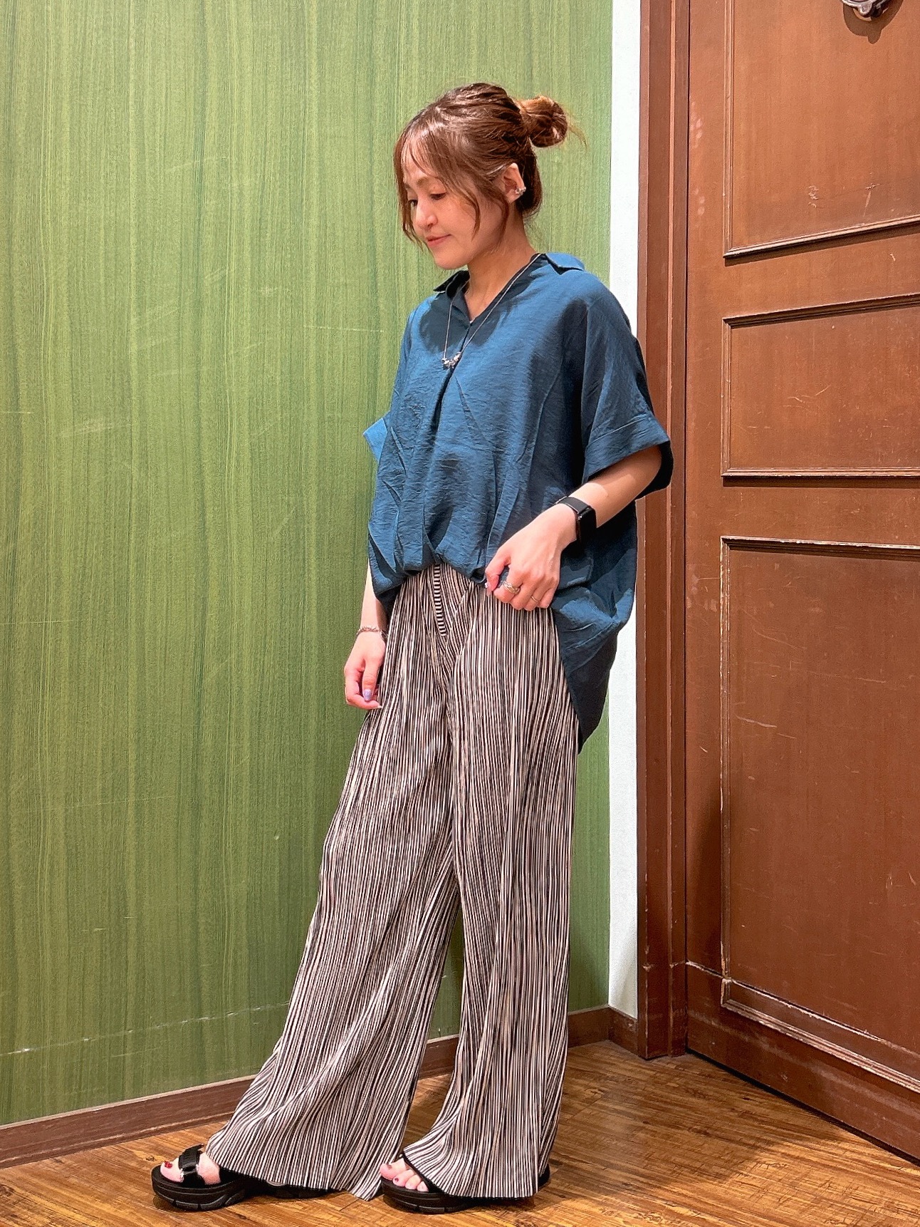かおりさんの「SHOO･LA･RUE｜【ひんやり/S-LL/洗濯機可】インせず着られる 裾タック スキッパーシャツ」を使ったコーディネート