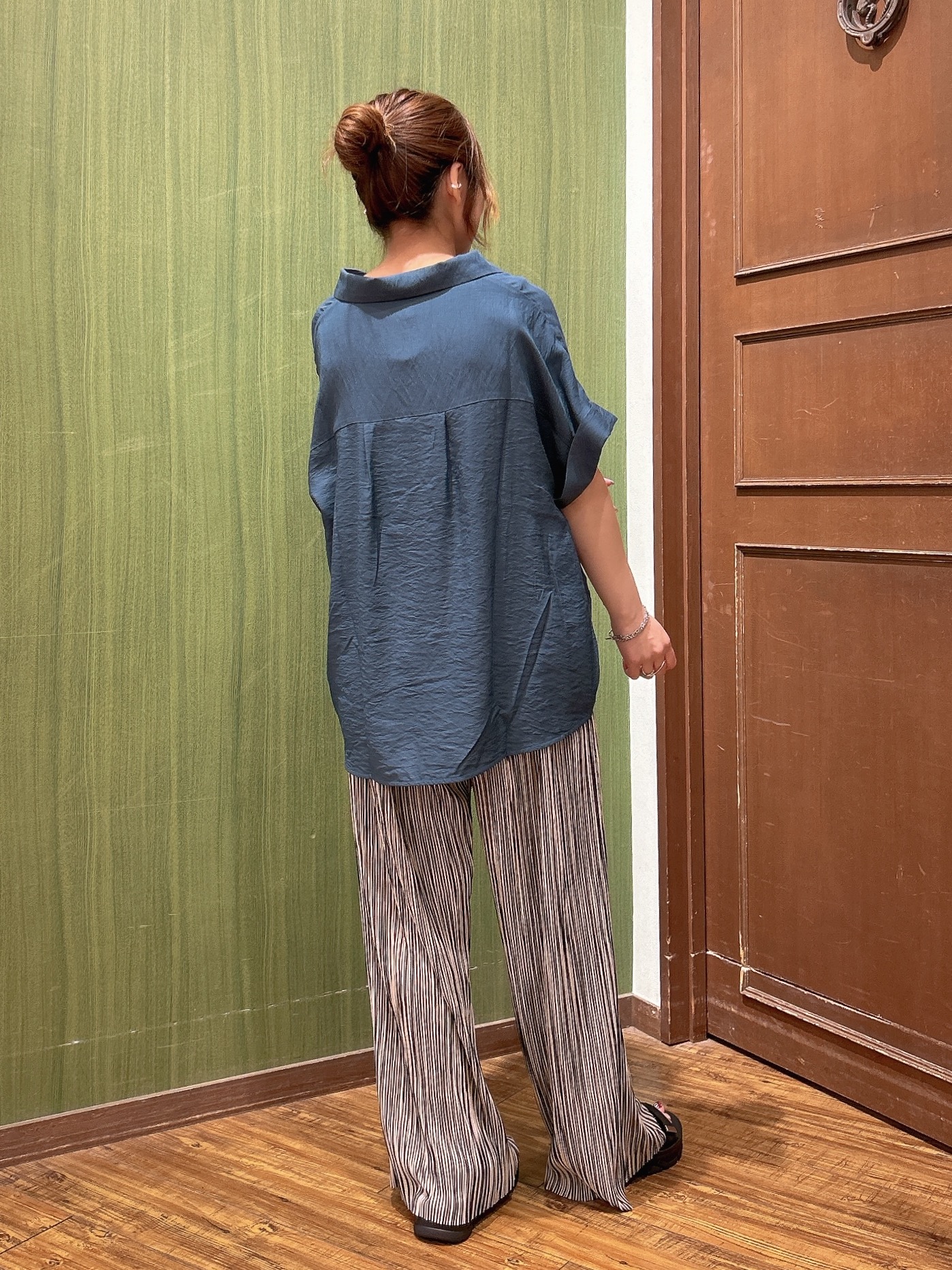 かおりさんの「SHOO･LA･RUE｜【ひんやり/S-LL/洗濯機可】インせず着られる 裾タック スキッパーシャツ」を使ったコーディネート