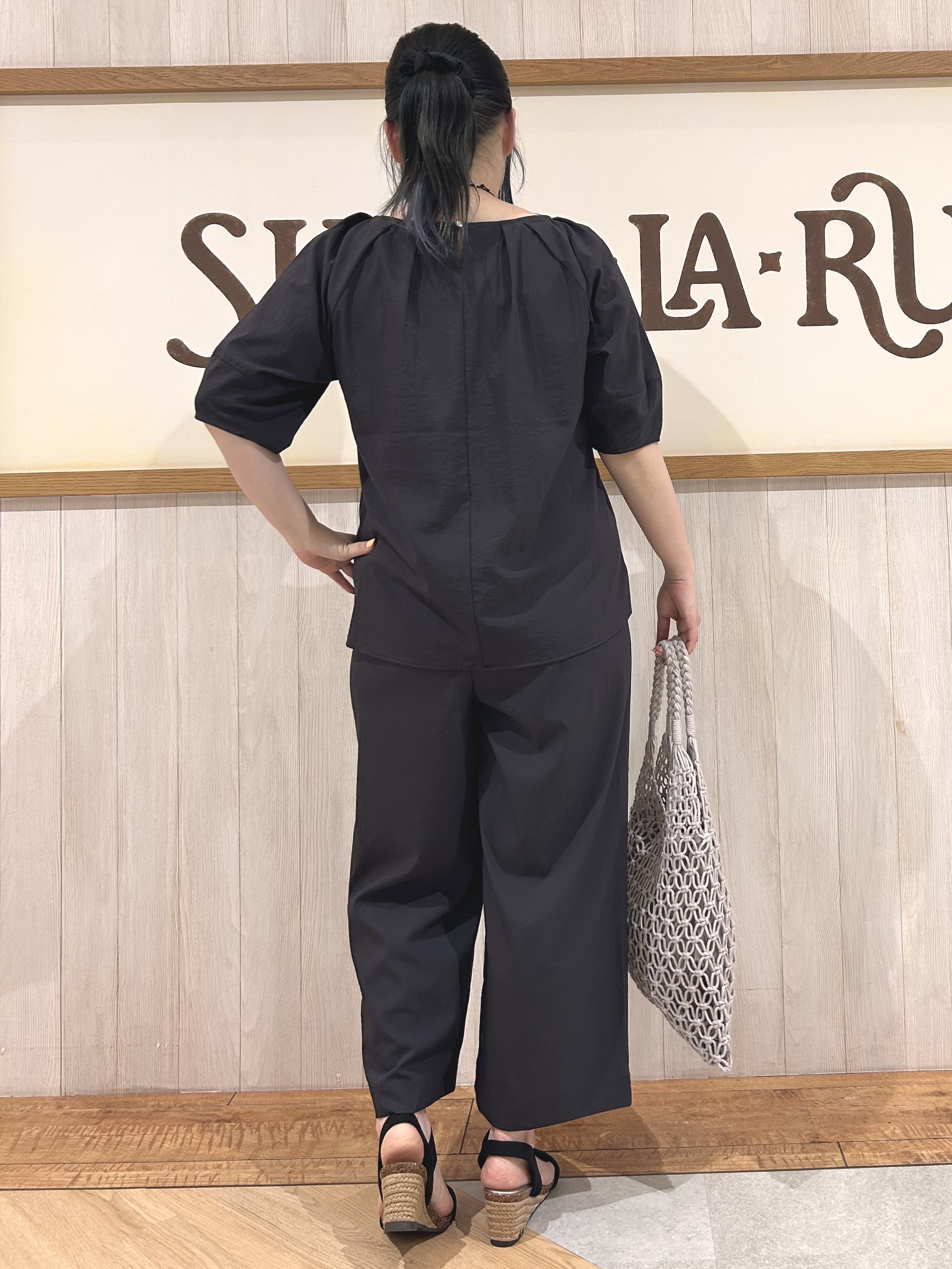 まるさんの「SHOO･LA･RUE｜【S-LL/洗濯機可/セットアップ可】軽凛(かろりん) ひんやりタックブラウス」を使ったコーディネート