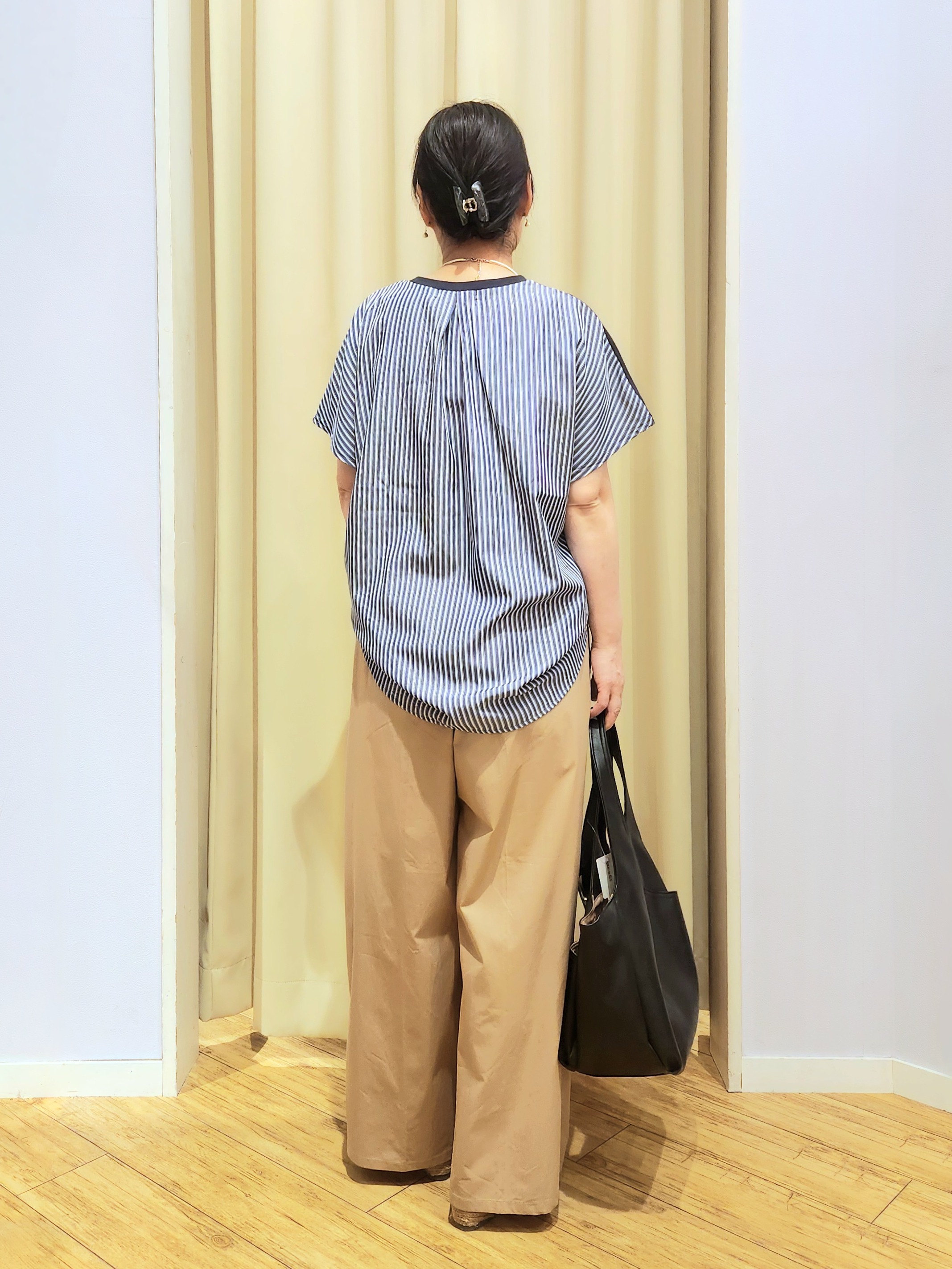 くまさんの「SHOO･LA･RUE｜【ひんやり/S-LL】インしない大人の爽やかスタイルに 前後異素材切替トップス」を使ったコーディネート