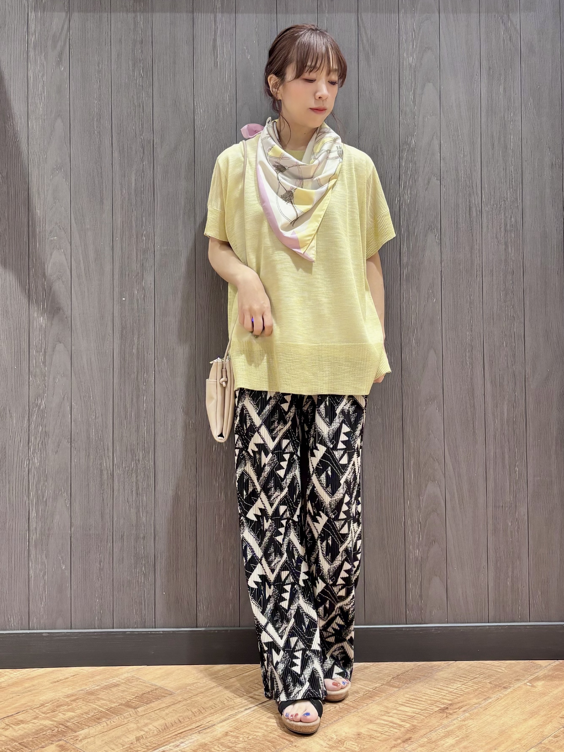 meiさんの「SHOO･LA･RUE｜【2点セット/S-LL/体型カバー】大人のこなれレイヤード シアーニット+タンクトップ」を使ったコーディネート