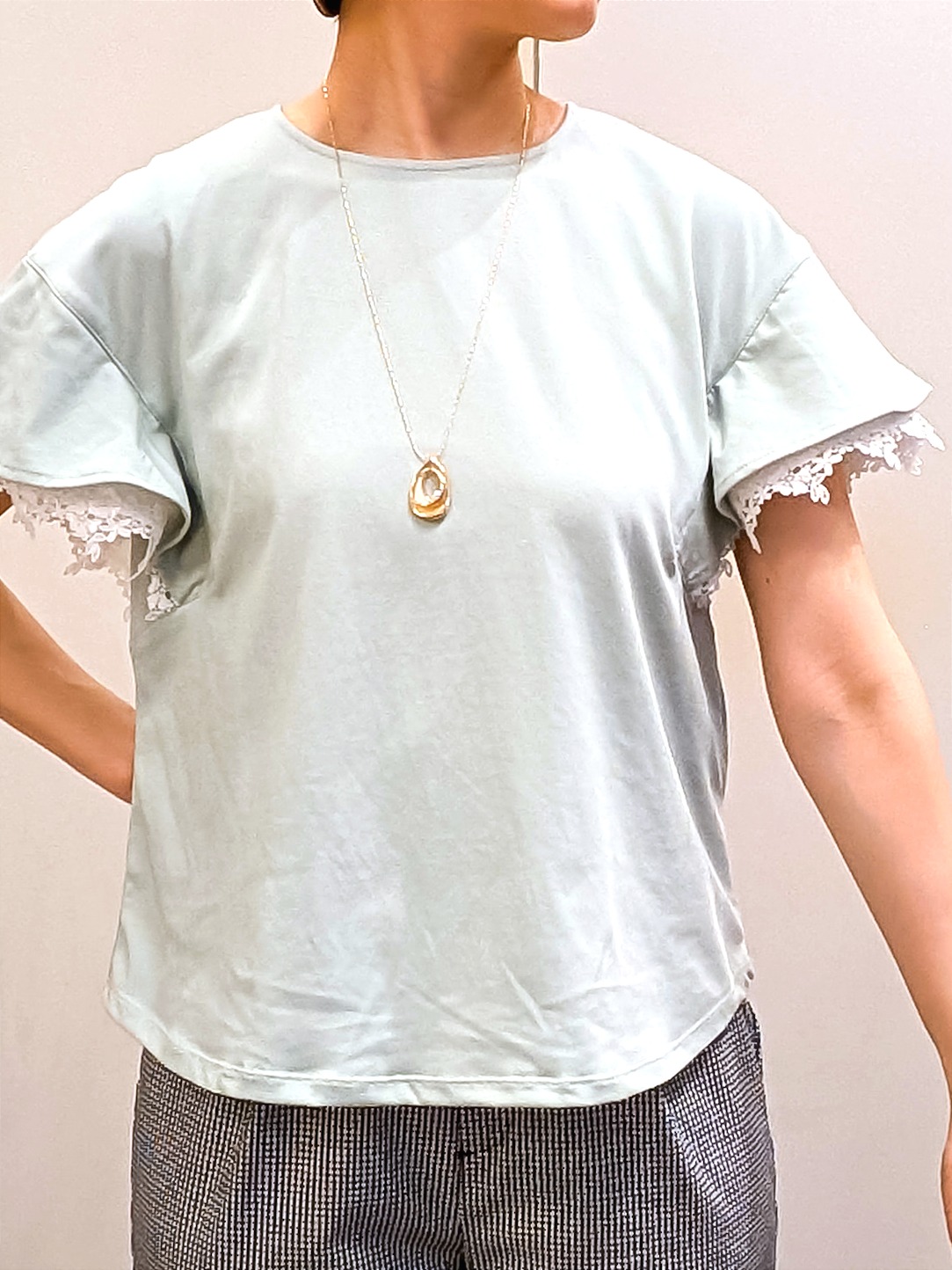 やまちゃんさんの「grove｜【二の腕カバー、UV/ひんやり】涼しく華やかに、レースレイヤードスリーブTシャツ」を使ったコーディネート