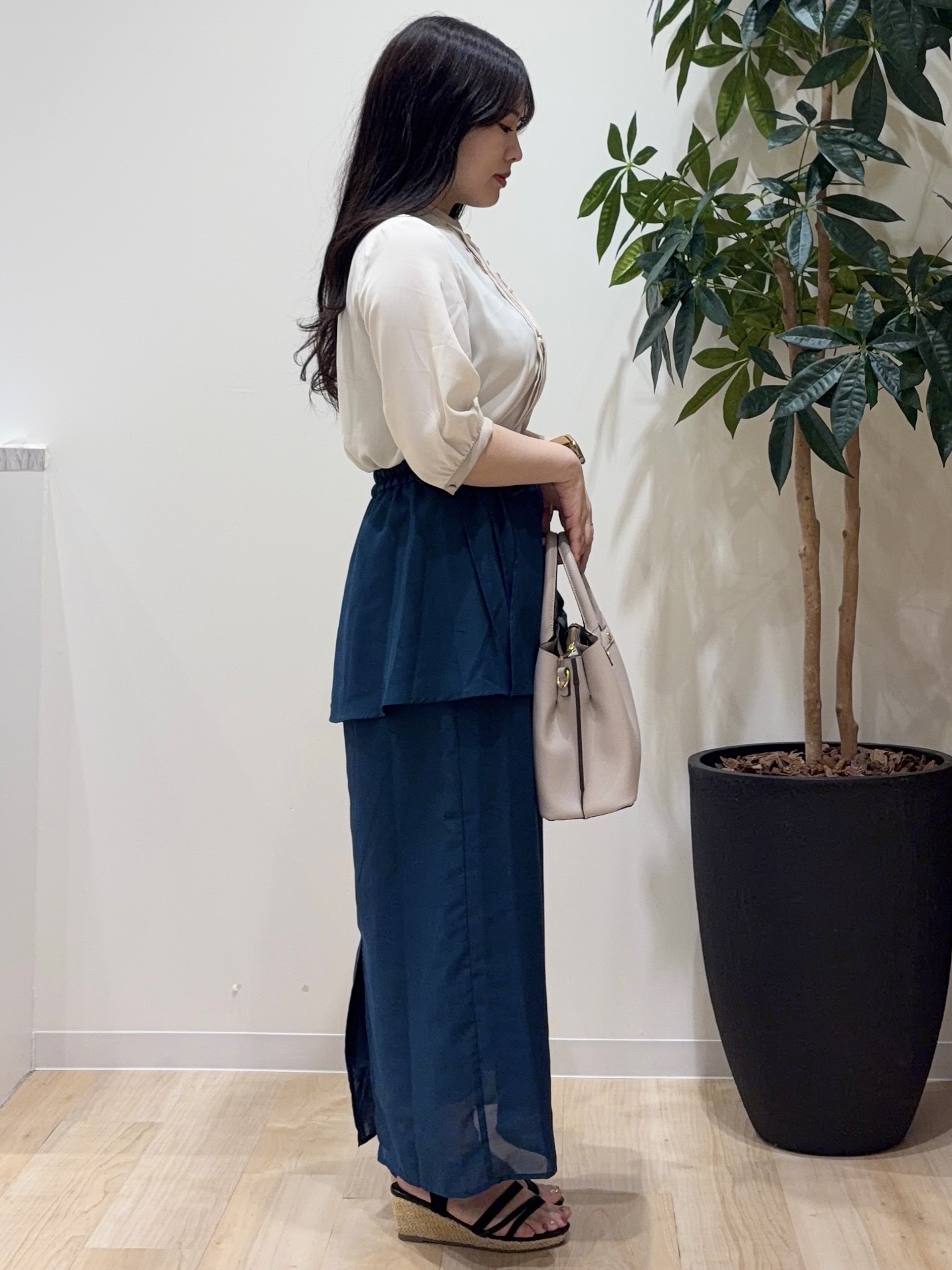 minamiさんの「grove｜【二の腕カバー・お仕事】フロントタック配色ブラウス」を使ったコーディネート