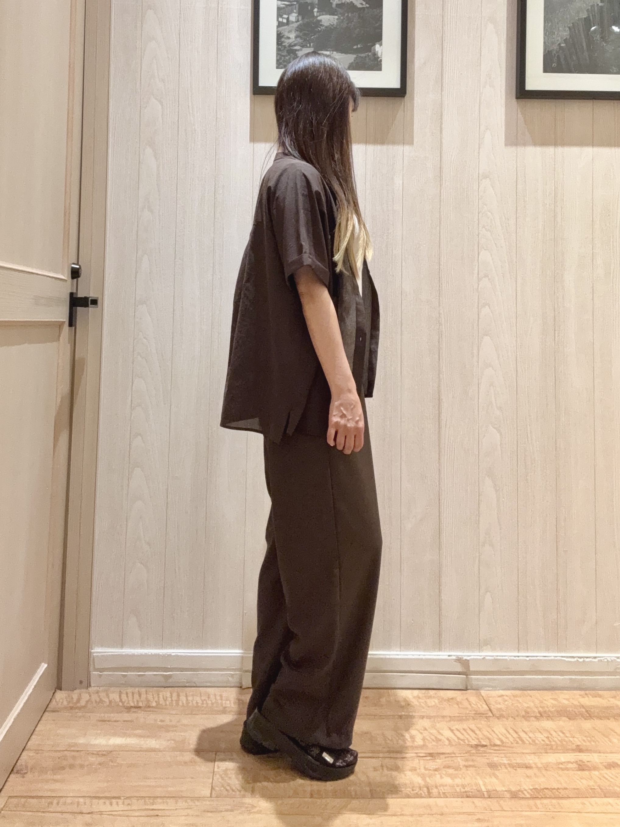 COSさんの「SHOO･LA･RUE｜【さらり快適/洗濯機可/S-LL】風が通り抜ける 半袖バンドカラーシアーシャツ」を使ったコーディネート