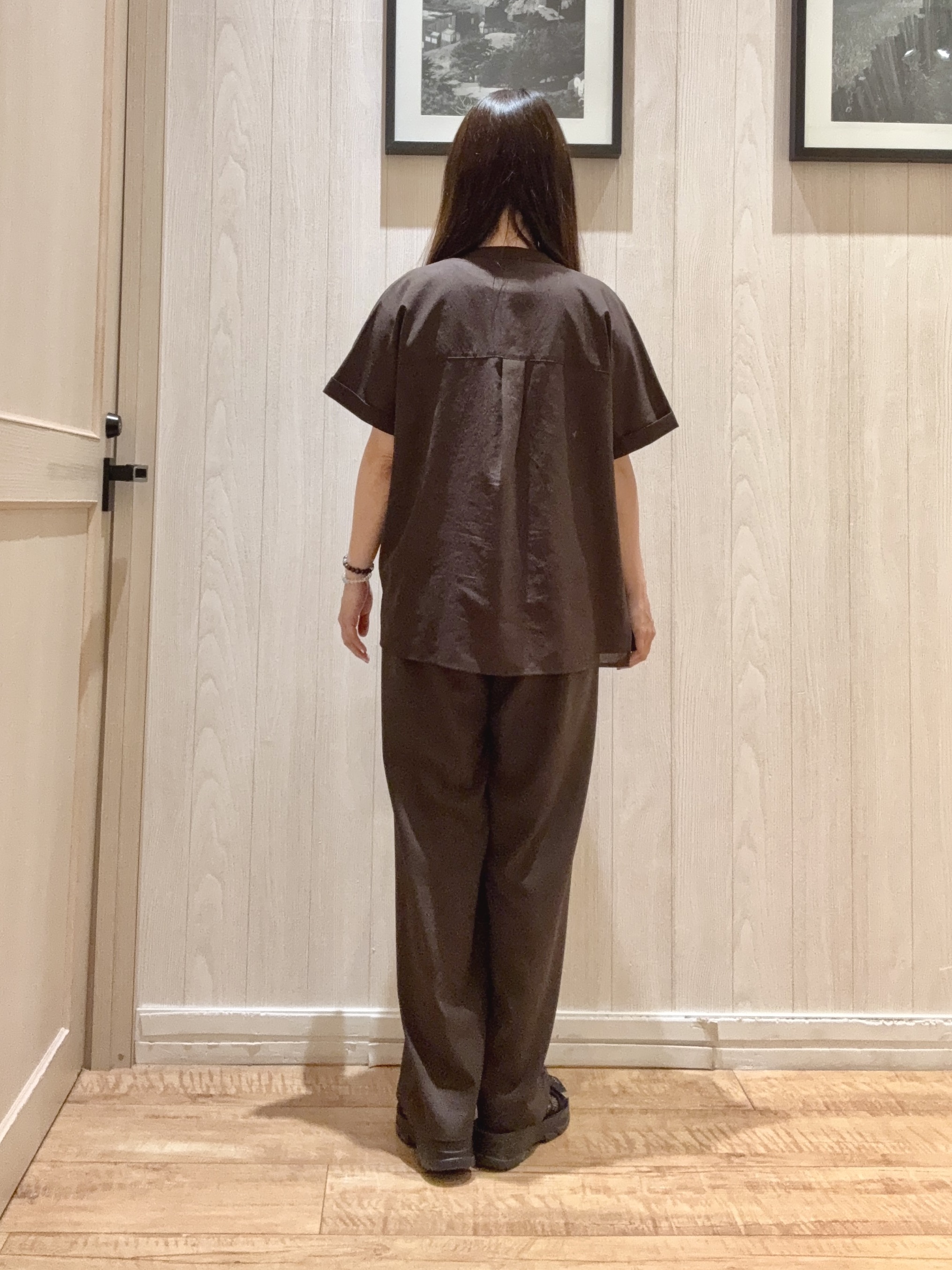 COSさんの「SHOO･LA･RUE｜【さらり快適/洗濯機可/S-LL】風が通り抜ける 半袖バンドカラーシアーシャツ」を使ったコーディネート