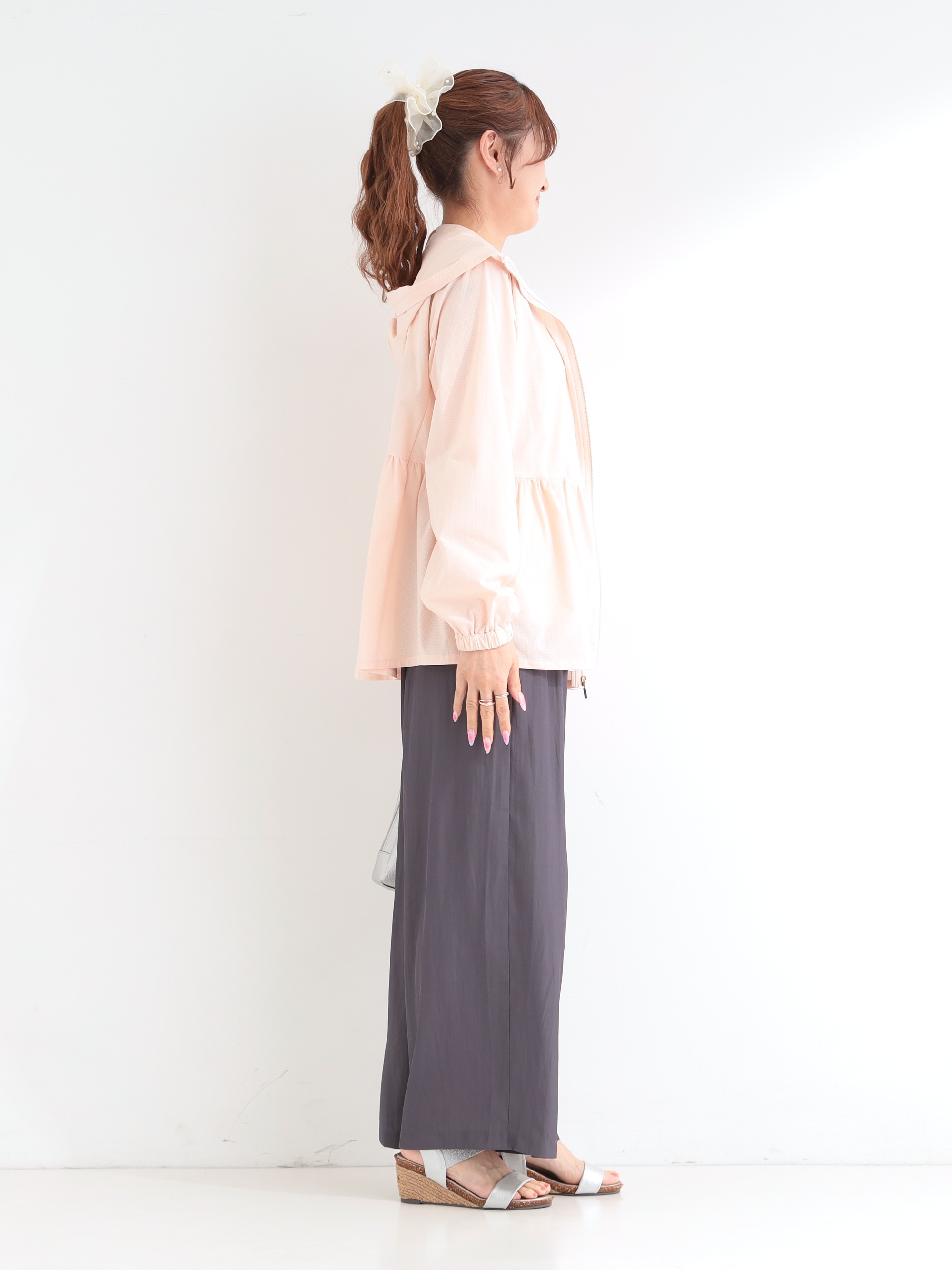 ゆゆさんの「SHOO･LA･RUE｜【ひんやり/S-LL/体型カバー】ペプラムフリルとゴールドパーツが女性らしい UVパーカ」を使ったコーディネート