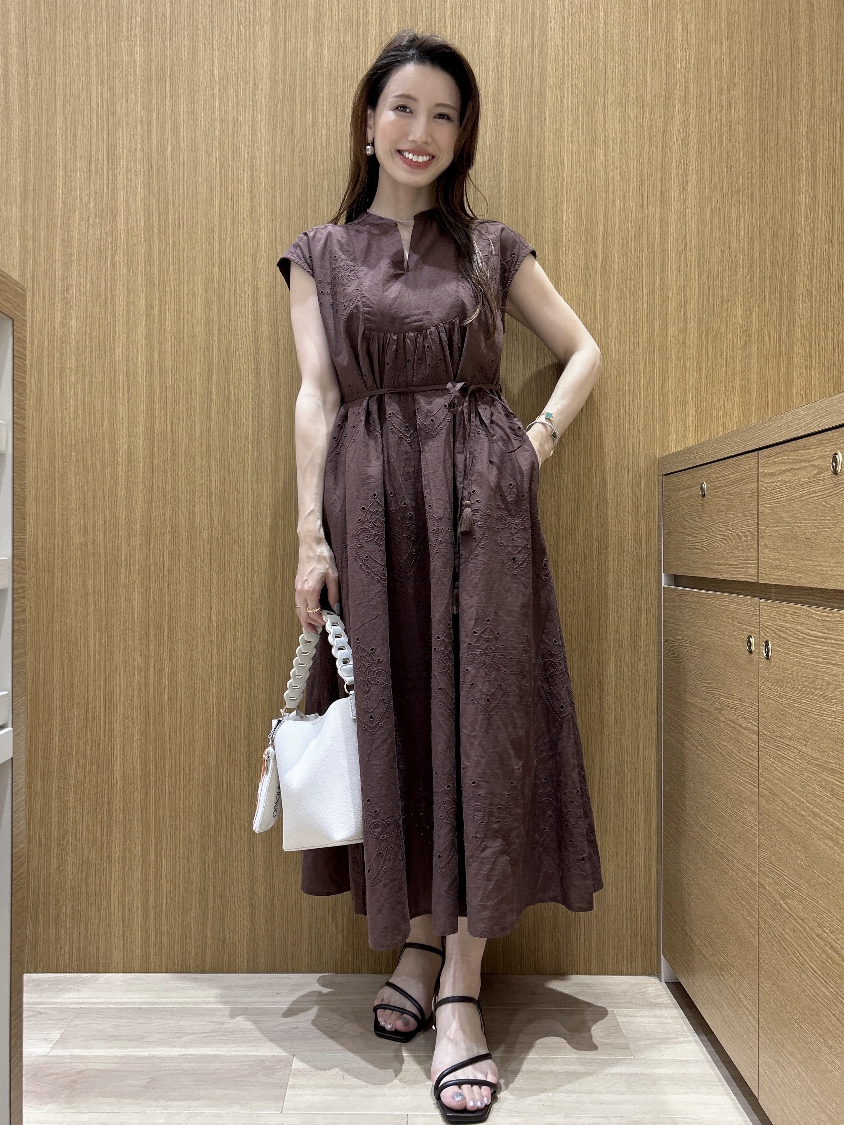 maiさんの「OPAQUE.CLIP｜アイレットレース刺繍ワンピース【洗える】」を使ったコーディネート