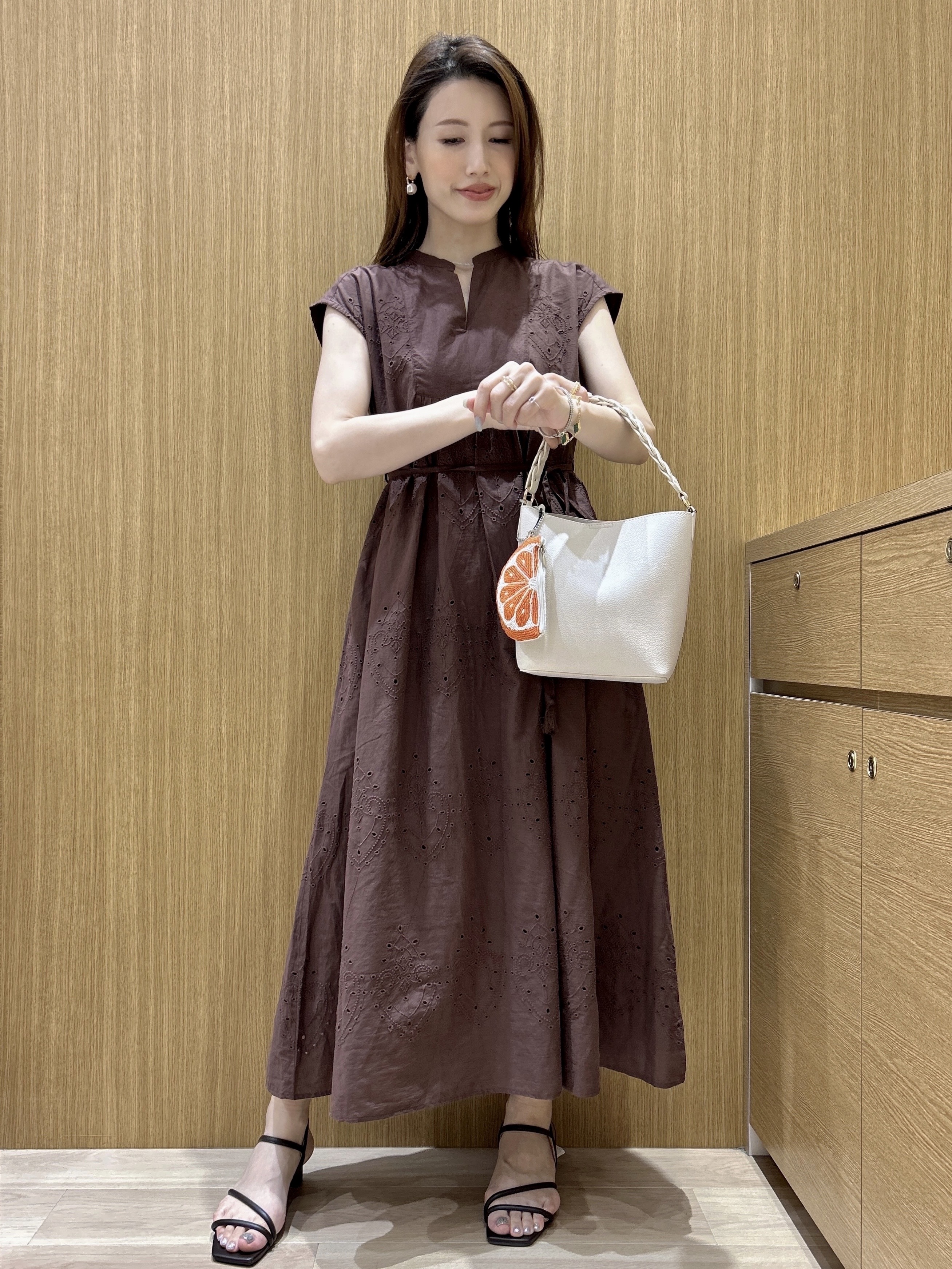 maiさんの「OPAQUE.CLIP｜アイレットレース刺繍ワンピース【洗える】」を使ったコーディネート