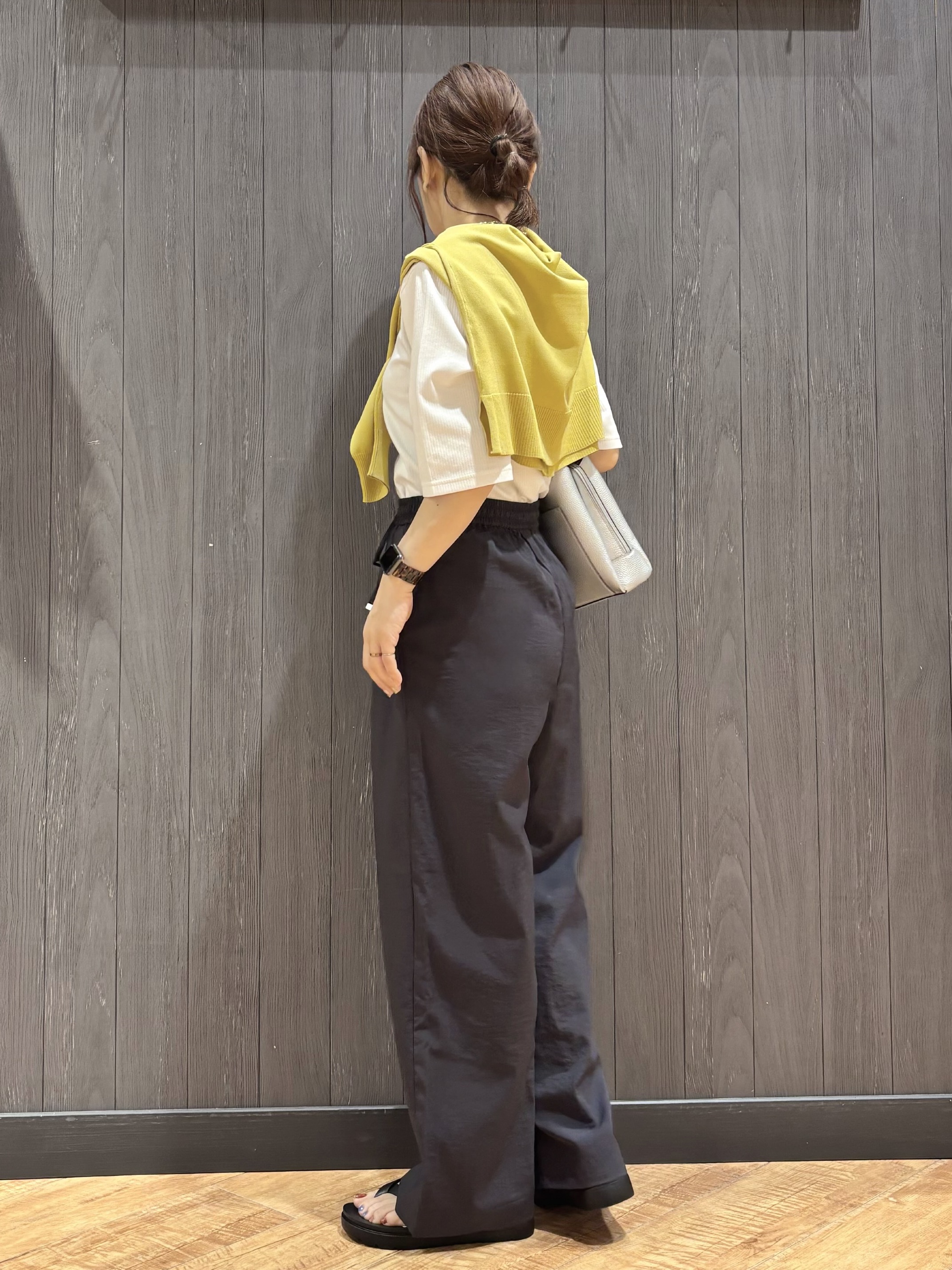 meiさんの「SHOO･LA･RUE｜【洗濯機可/ひんやり/UV】さらっとしたタッチが心地よい ショート丈 Vネックカーディガン」を使ったコーディネート