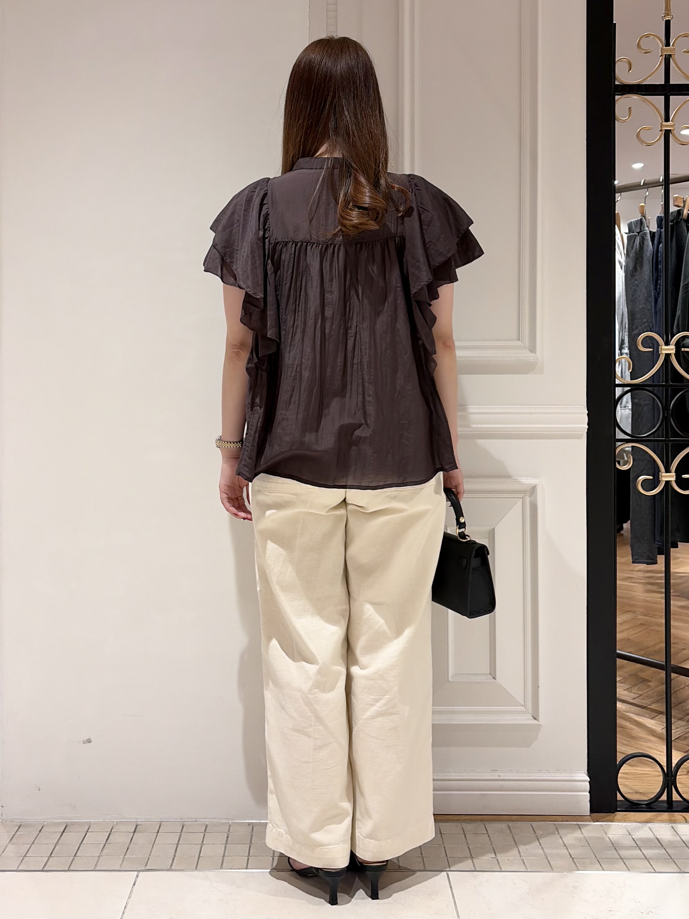 minowaさんの「DRESSTERIOR｜コットンシルク ラッフルスリーブ ブラウス」を使ったコーディネート