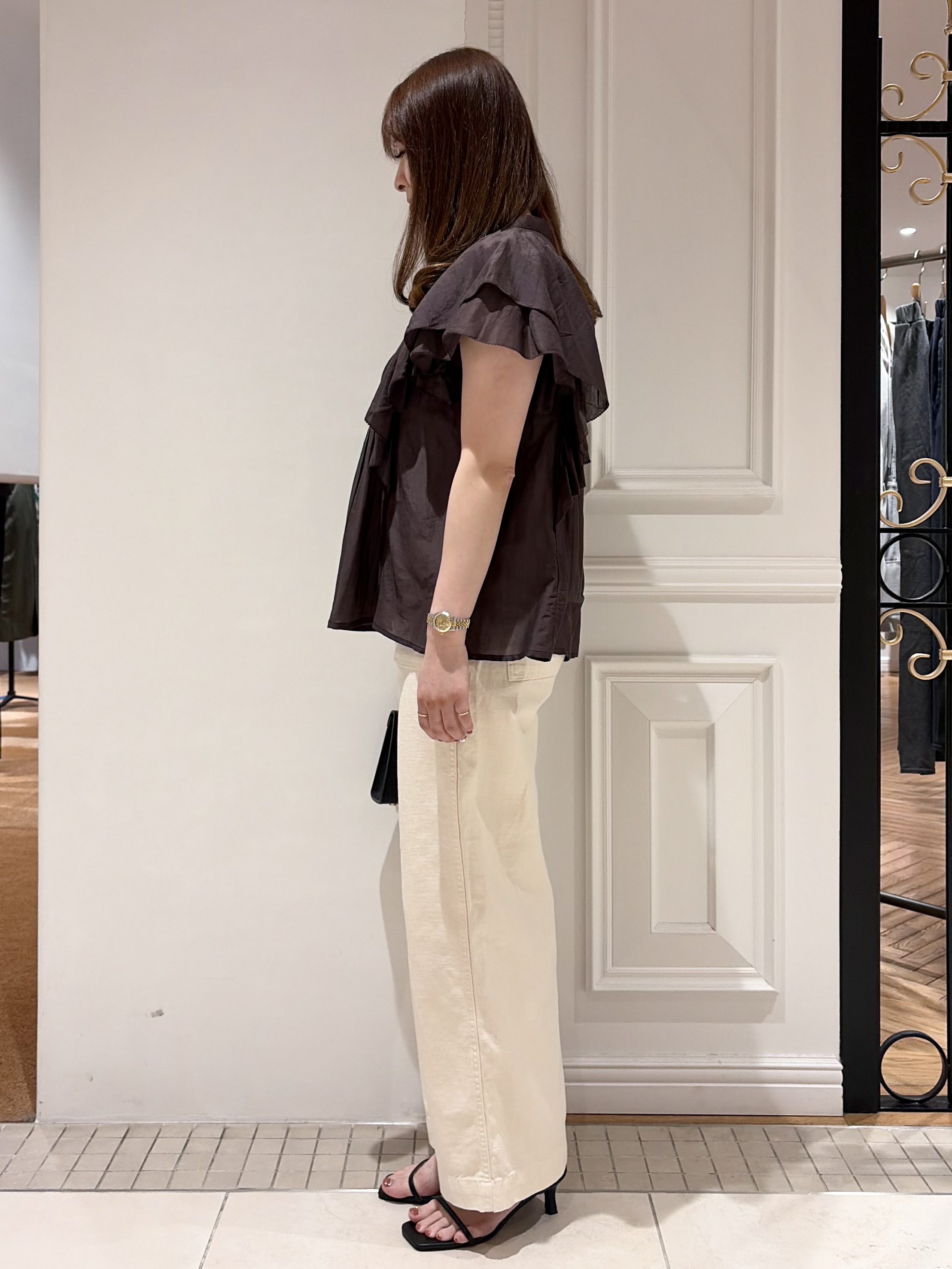minowaさんの「DRESSTERIOR｜コットンシルク ラッフルスリーブ ブラウス」を使ったコーディネート