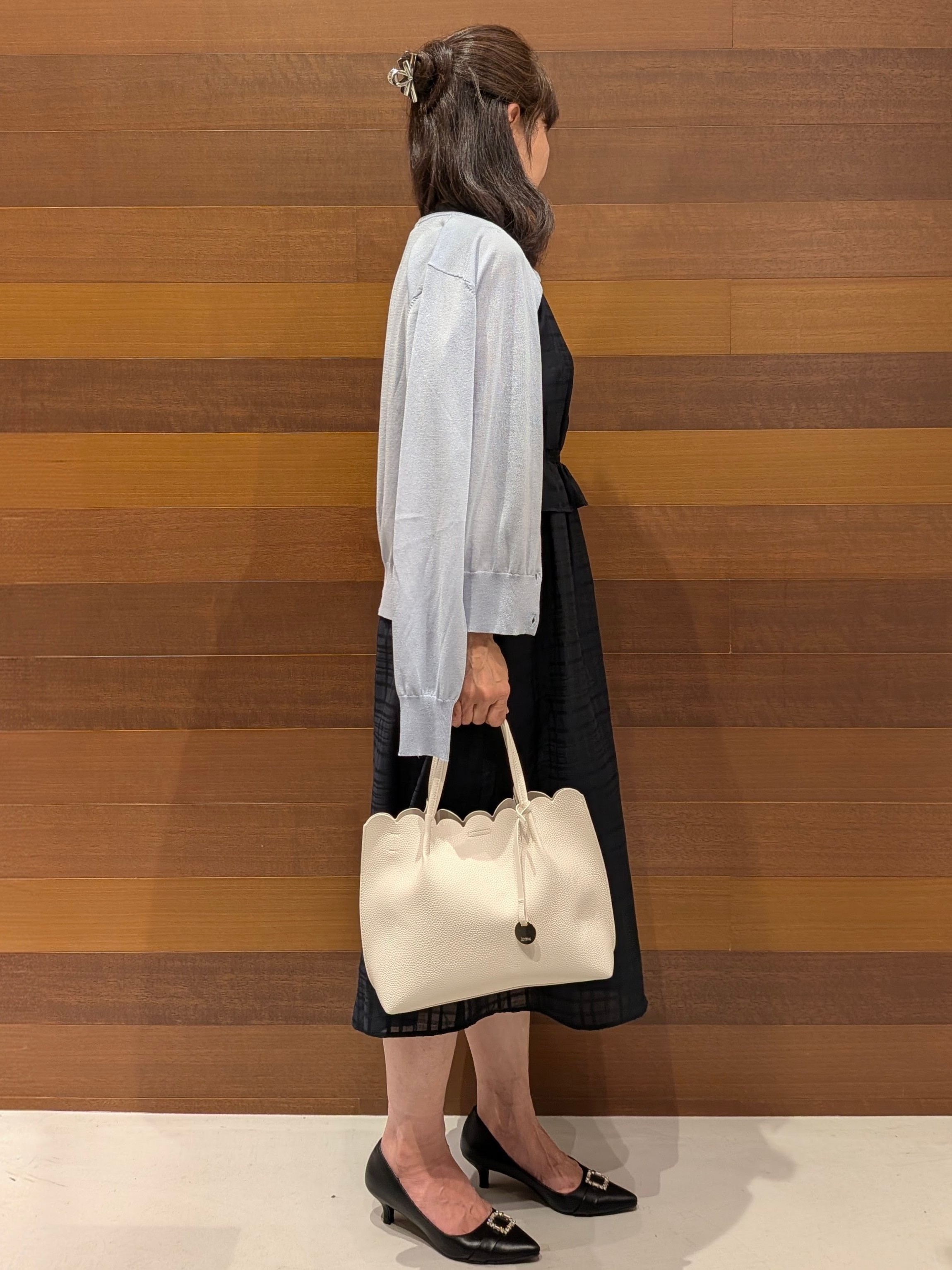 momoさんの「OPAQUE.CLIP｜【接触冷感】ビジューボタンカーディガン《抗ピリング／洗濯機OK》」を使ったコーディネート