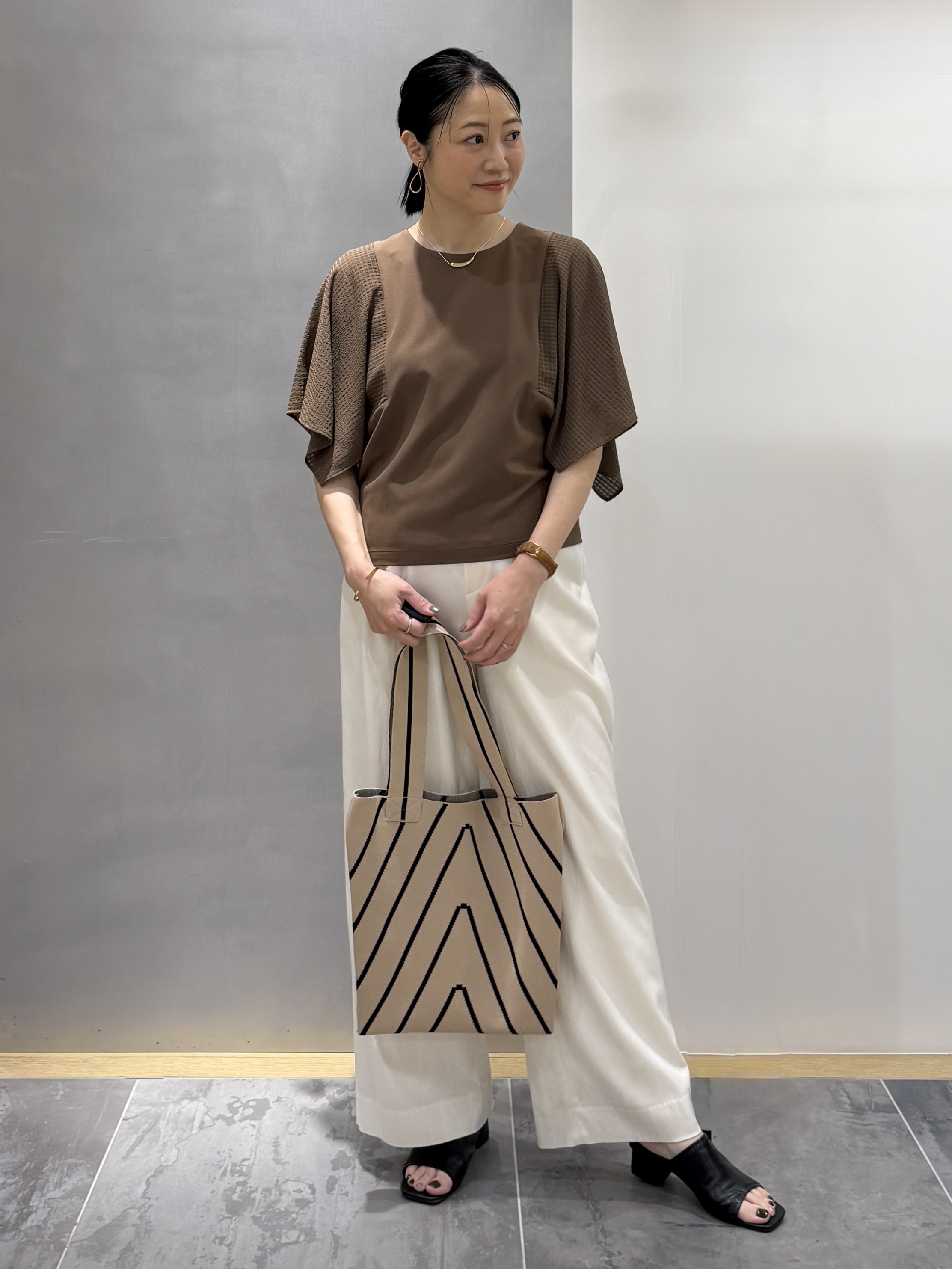 shihoさんの「INDIVI｜【洗える／シアーチェック柄】異素材コンビスリーブトップス」を使ったコーディネート