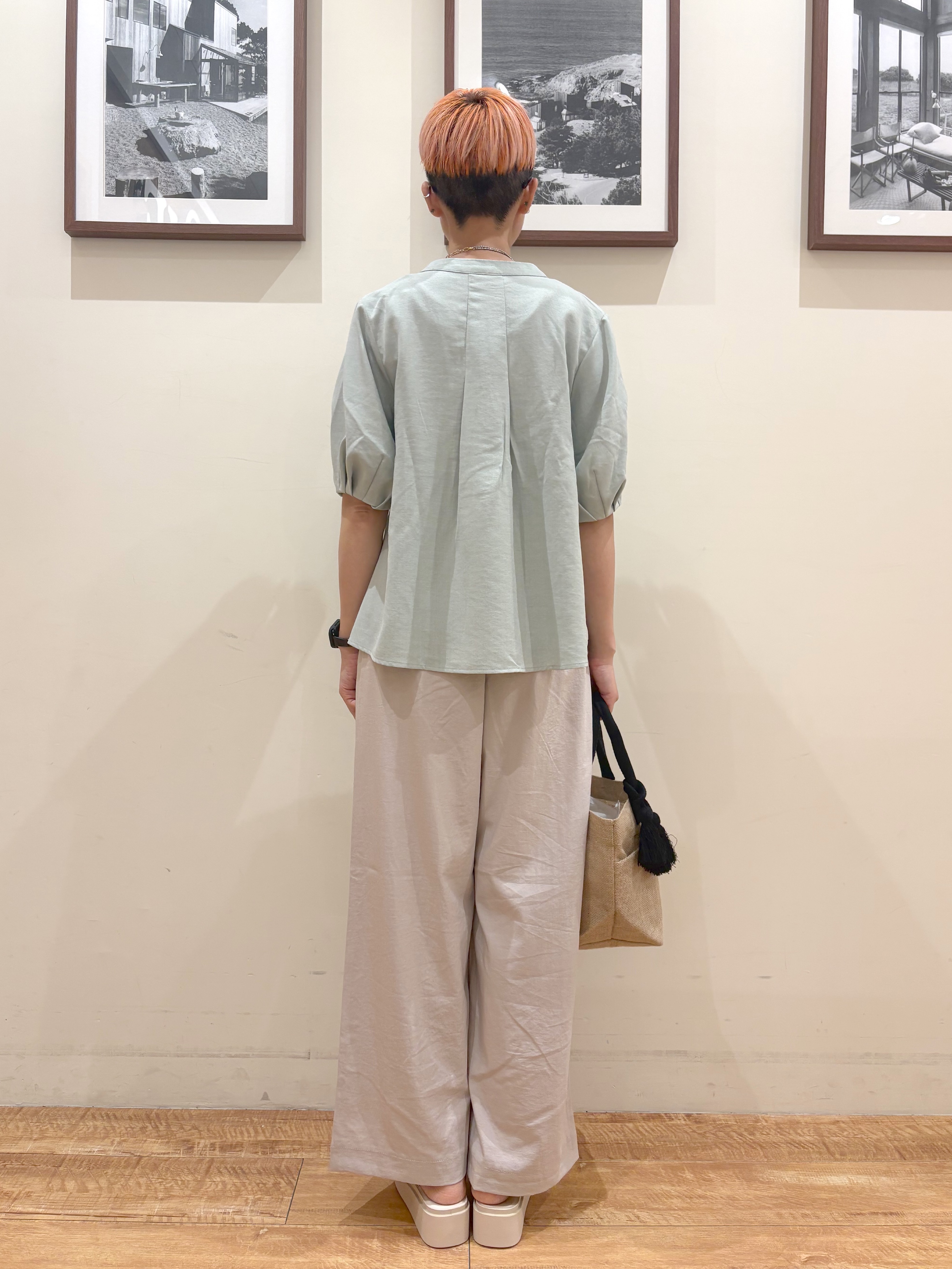 Ayumiさんの「SHOO･LA･RUE｜【高レビュー/洗濯後しわになりにくい/インせず着られる】自然に体型カバー 麻調ペプラムブラウス」を使ったコーディネート