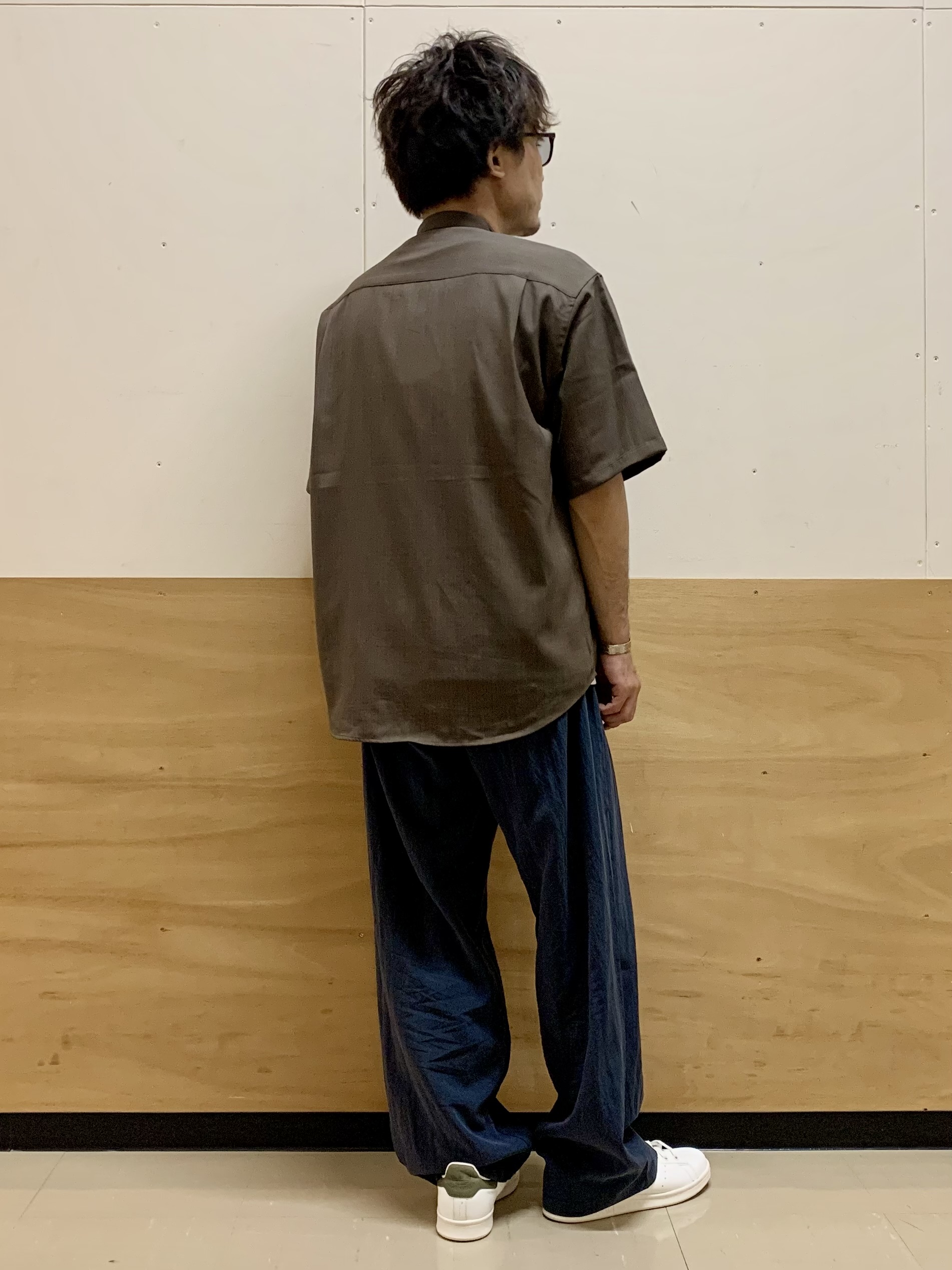 MATUさんの「THE SHOP TK｜LITE TEX バンドカラー半袖シャツ 接触冷感/吸水速乾/UVカット/アンチピリング/イージーケ」を使ったコーディネート