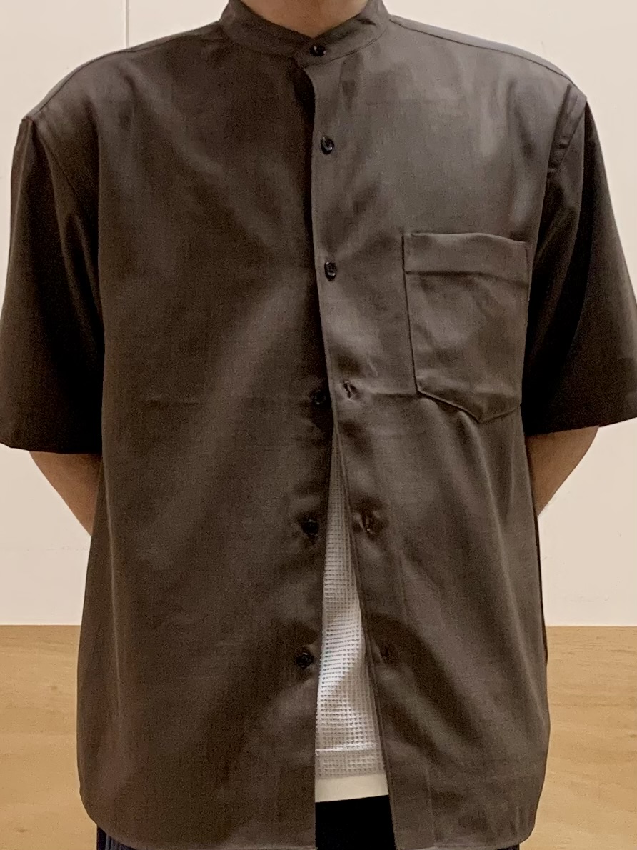 MATUさんの「THE SHOP TK｜LITE TEX バンドカラー半袖シャツ 接触冷感/吸水速乾/UVカット/アンチピリング/イージーケ」を使ったコーディネート