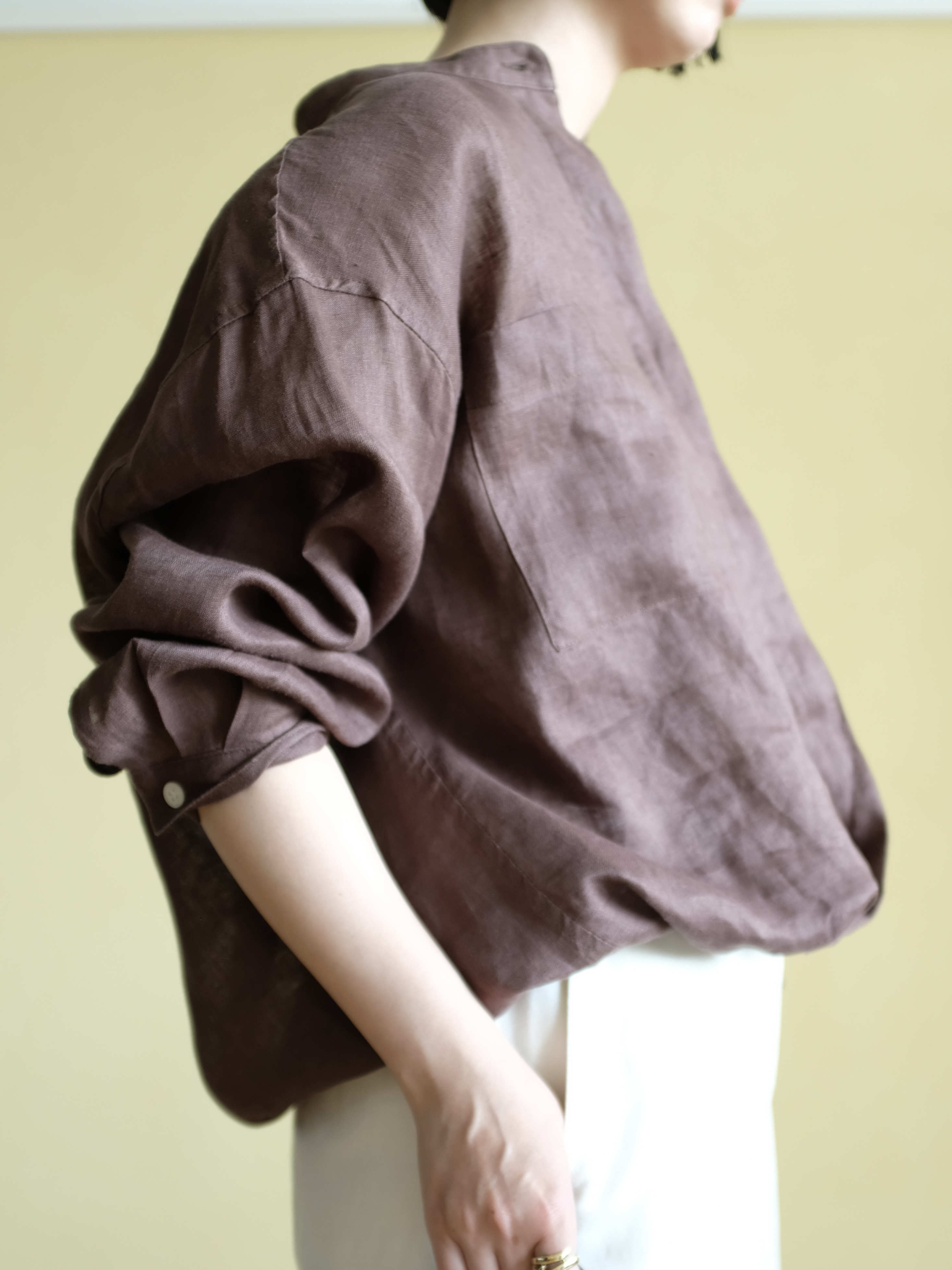 Kishimotoさんの「DRESSTERIOR｜【2WAY/羽織にも】ウォッシャブルリネン ドロストシャツ」を使ったコーディネート