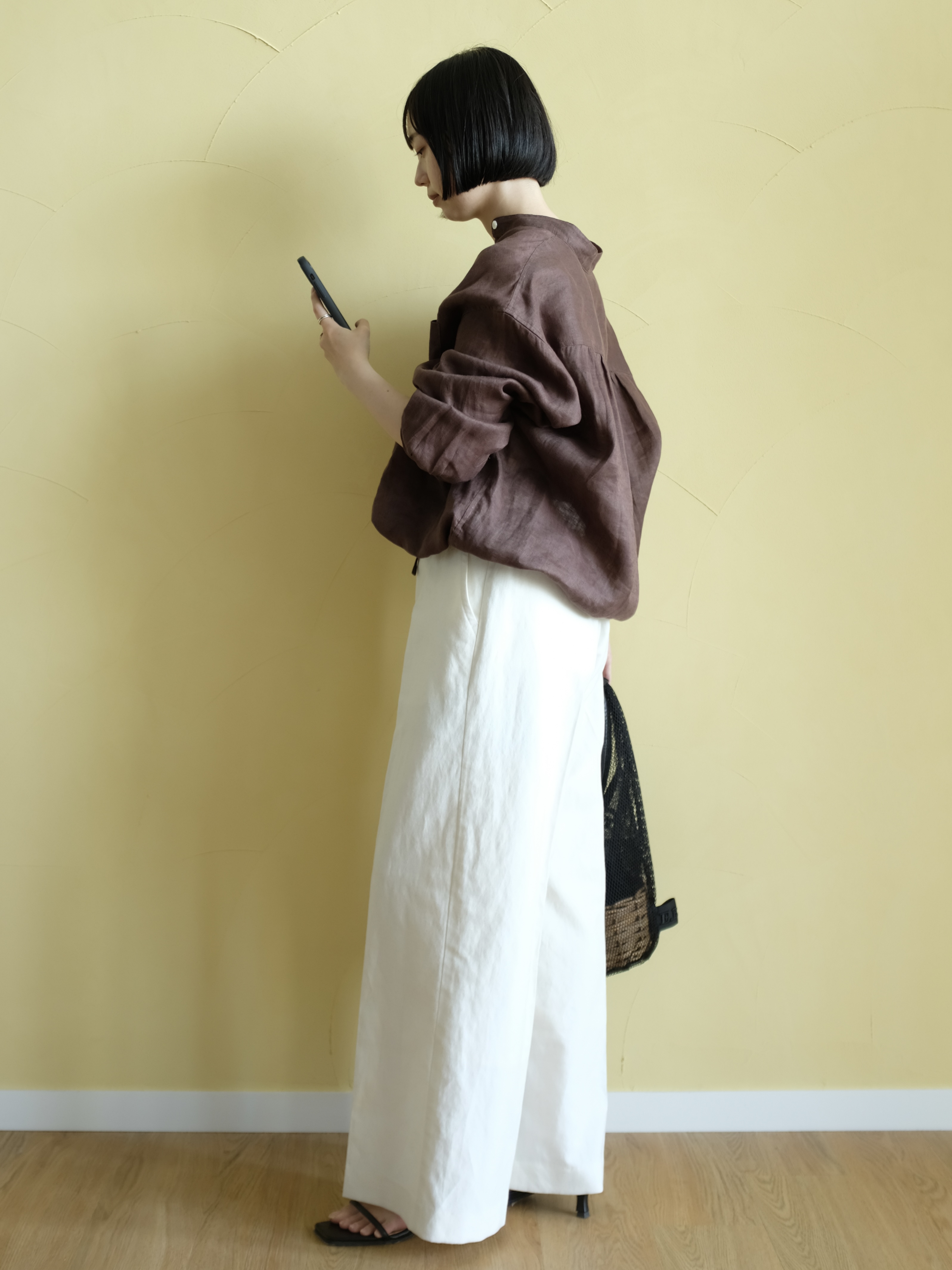 Kishimotoさんの「DRESSTERIOR｜【2WAY/羽織にも】ウォッシャブルリネン ドロストシャツ」を使ったコーディネート