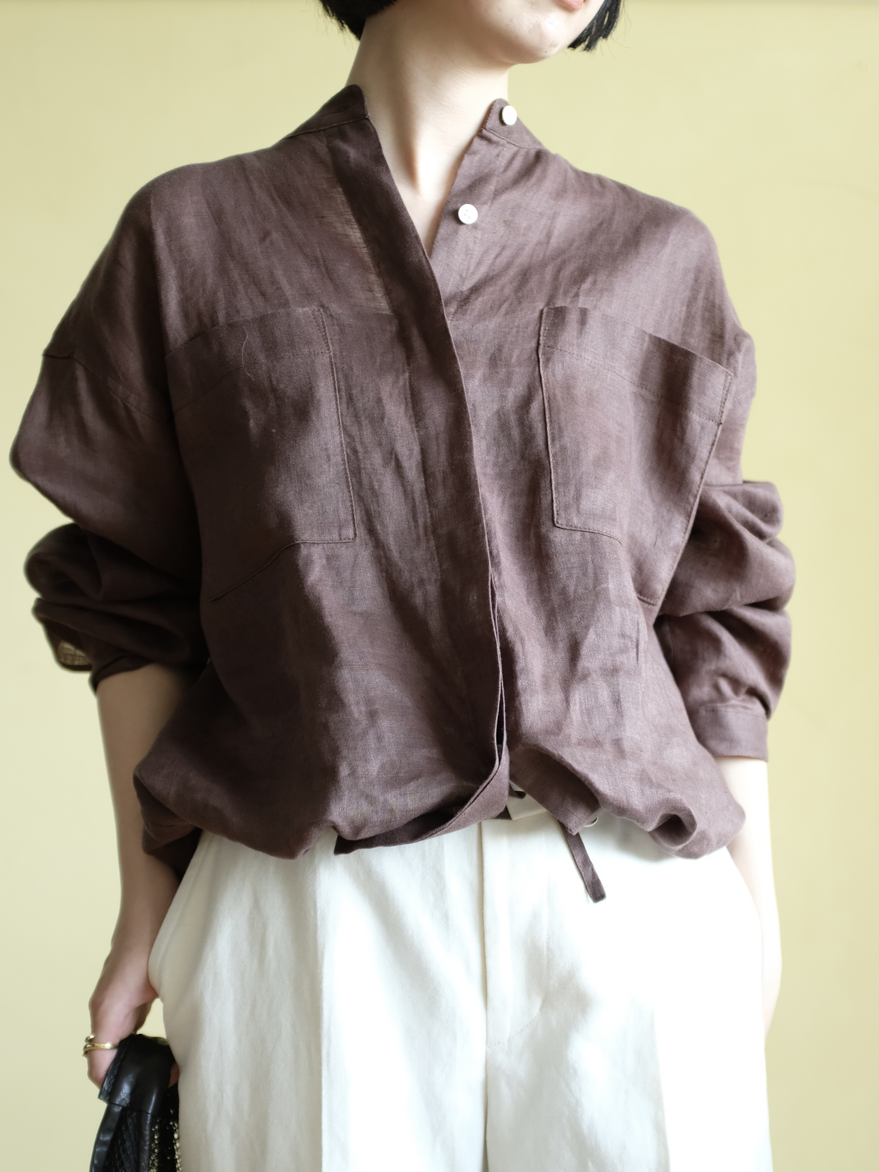 Kishimotoさんの「DRESSTERIOR｜【2WAY/羽織にも】ウォッシャブルリネン ドロストシャツ」を使ったコーディネート