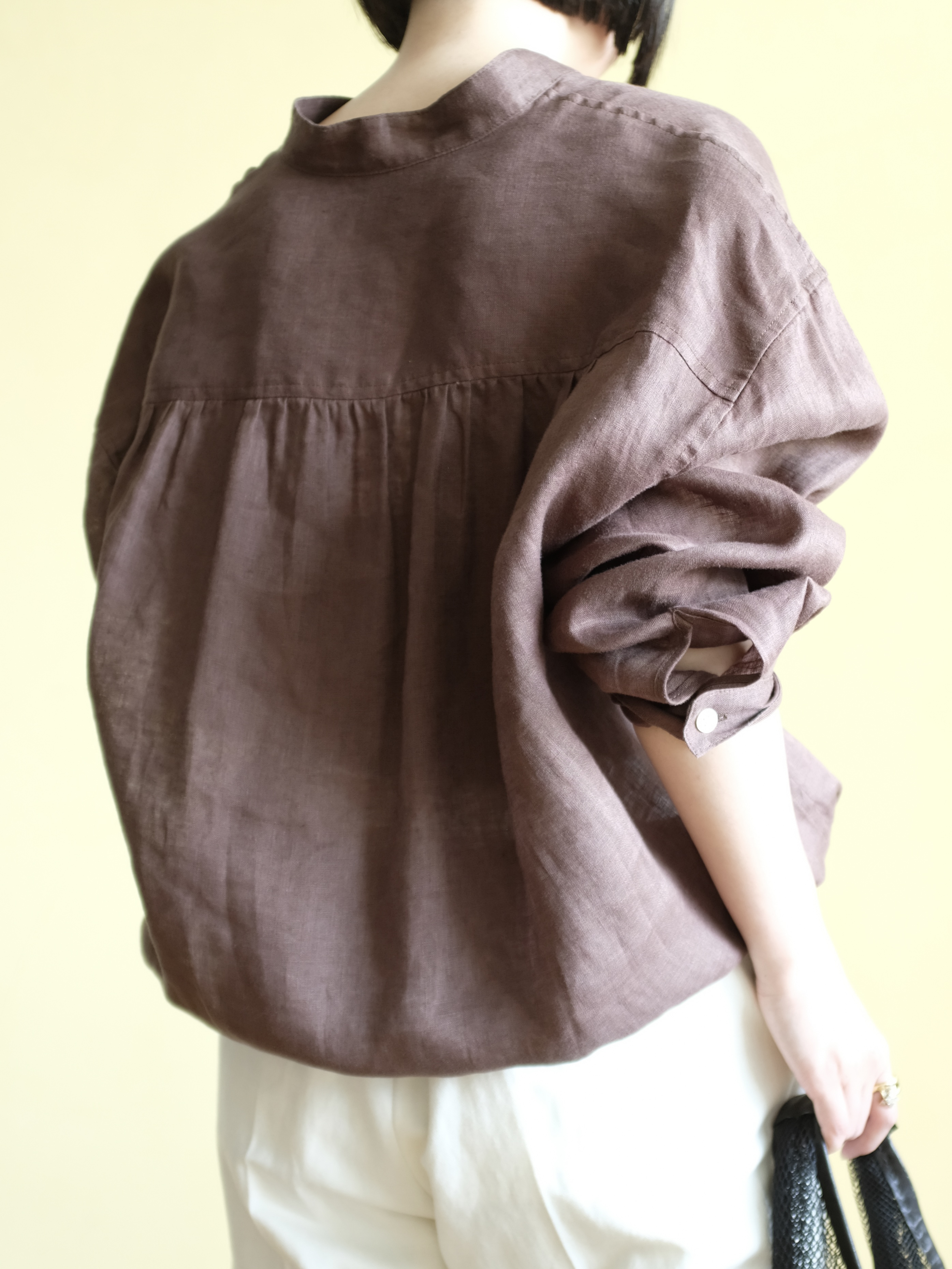 Kishimotoさんの「DRESSTERIOR｜【2WAY/羽織にも】ウォッシャブルリネン ドロストシャツ」を使ったコーディネート