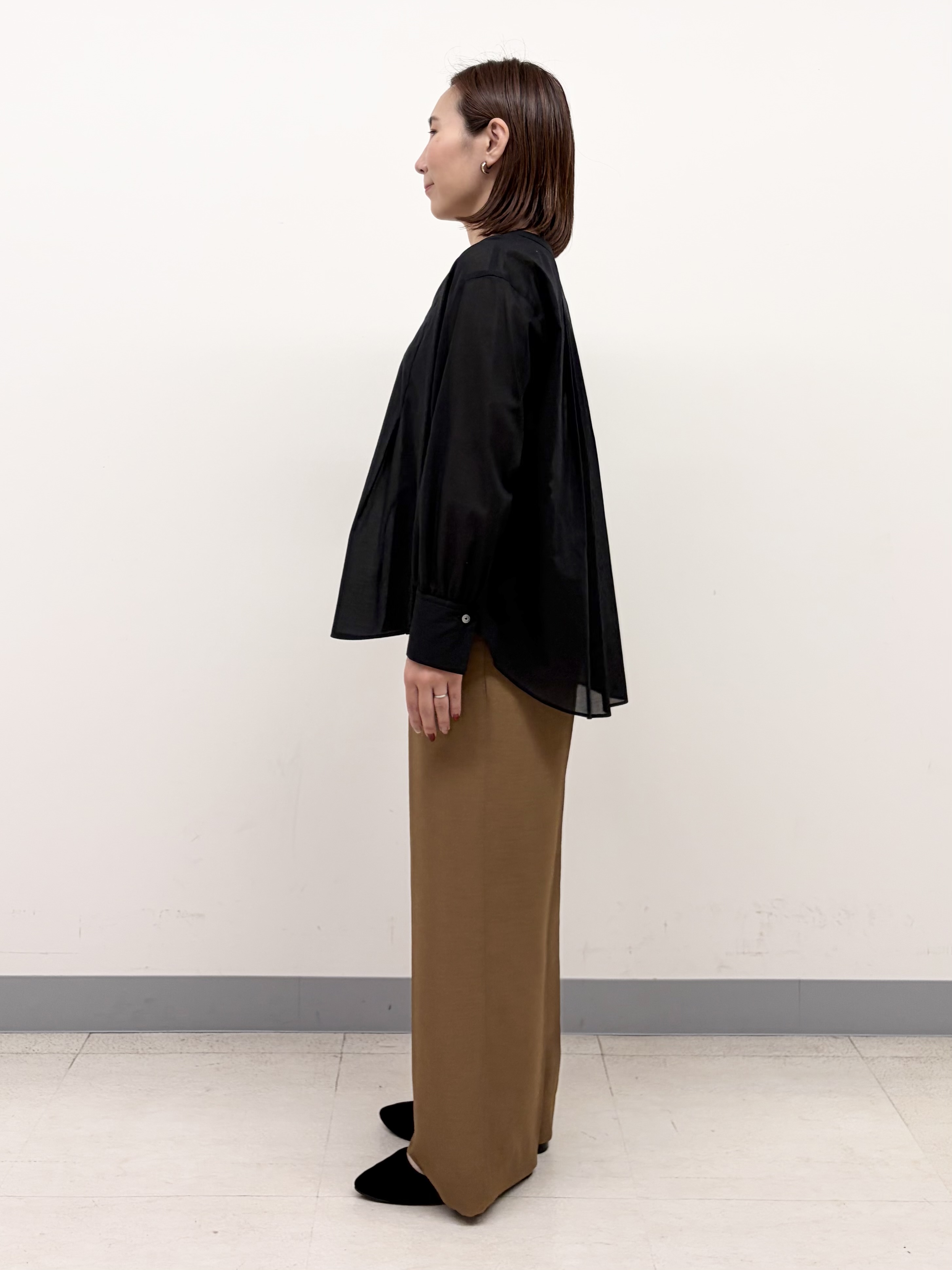 YUKARIさんの「INDIVI｜【洗える／軽やか】無地＆ストライプ柄 切替タックブラウス」を使ったコーディネート