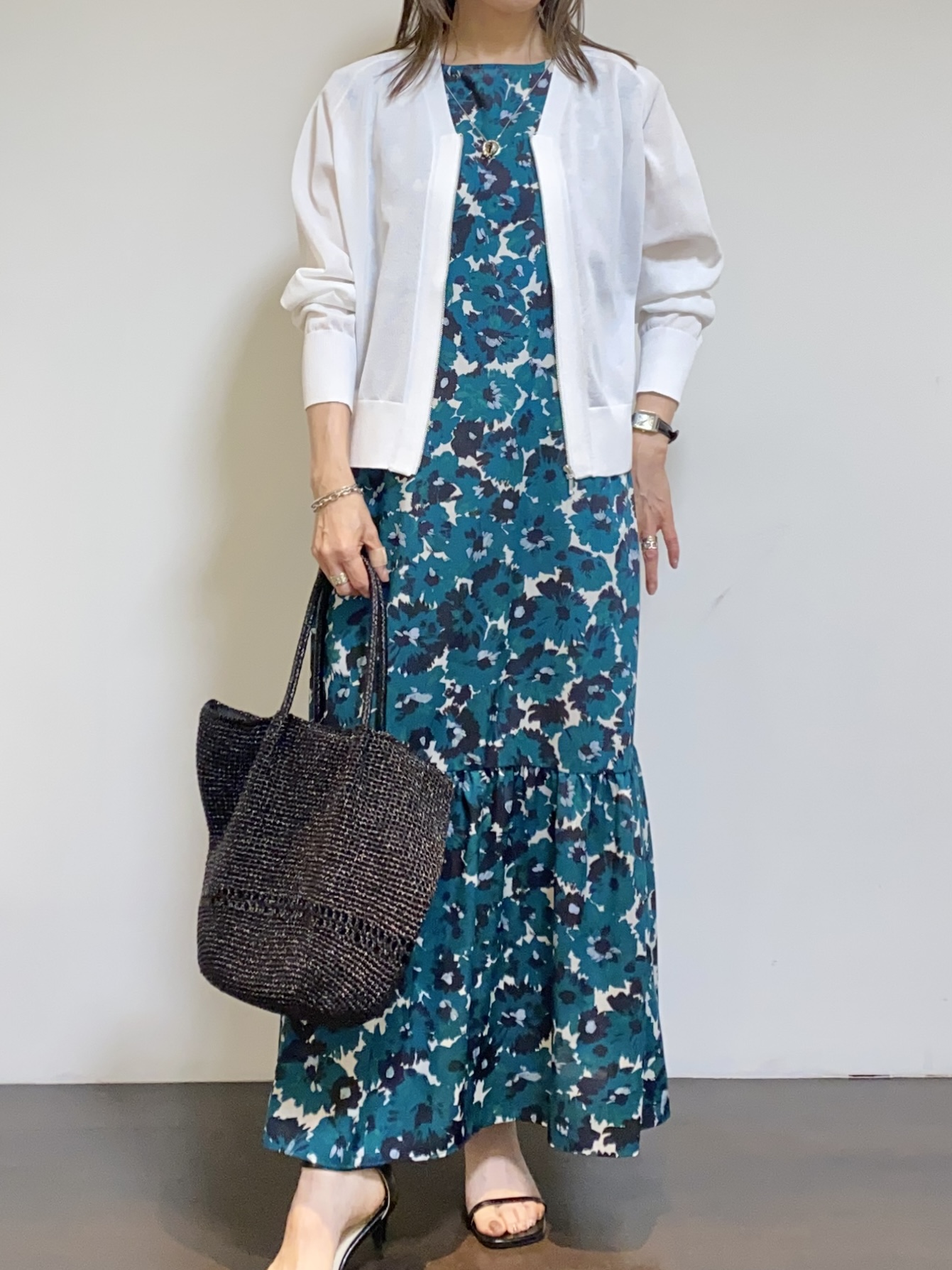 tomoさんの「UNTITLED｜【アンサンブル可/日除け・冷房対策】シアーレーヨンZIPカーディガン」を使ったコーディネート