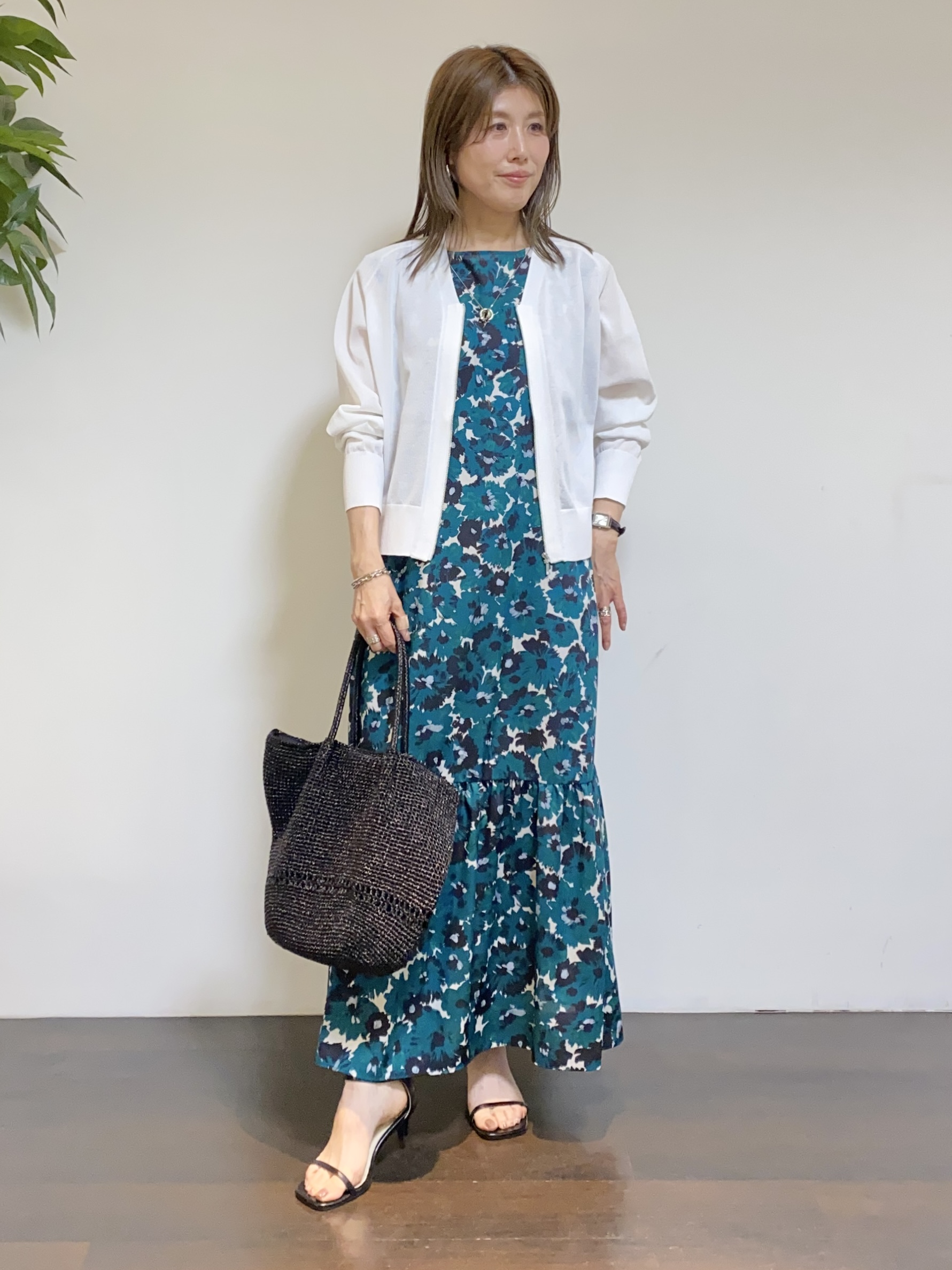 tomoさんの「UNTITLED｜【アンサンブル可/日除け・冷房対策】シアーレーヨンZIPカーディガン」を使ったコーディネート