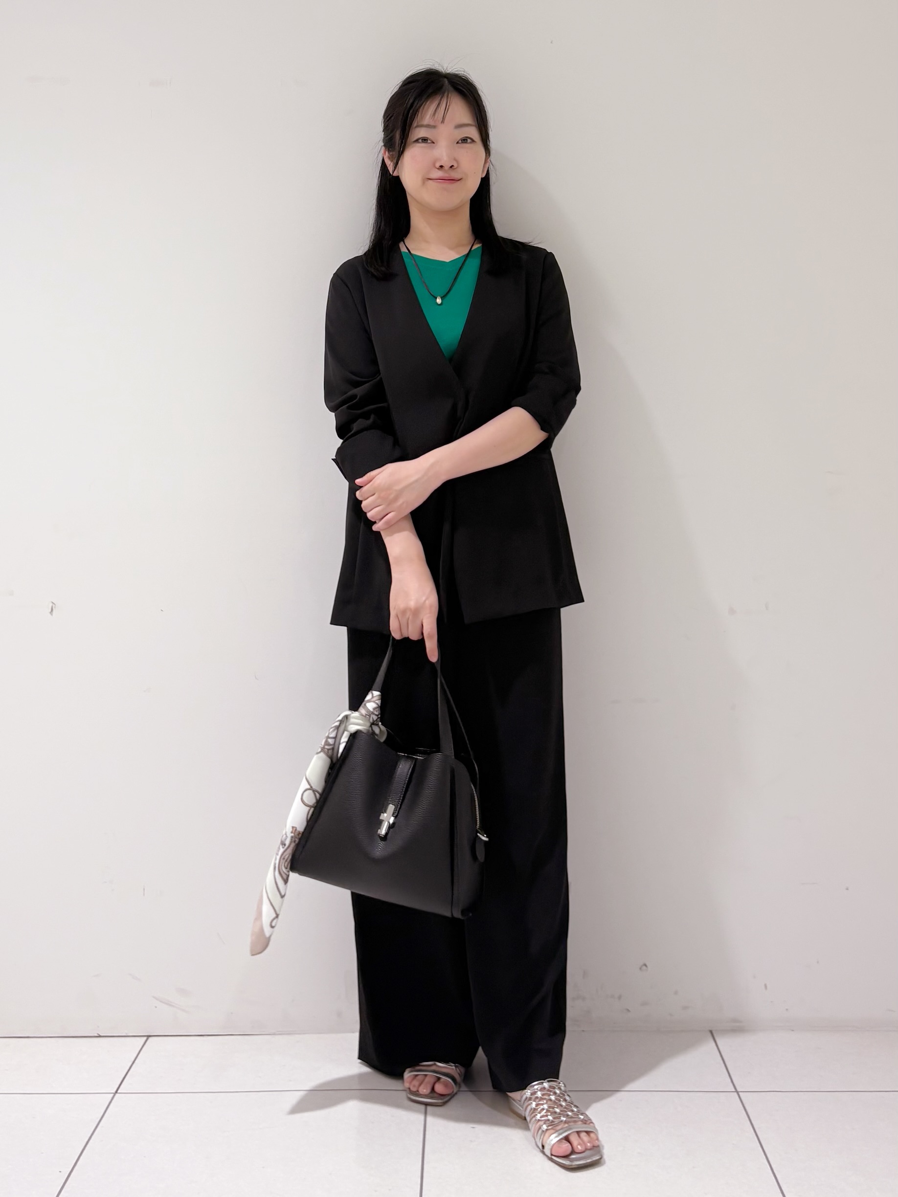 momokoさんの「INDIVI｜【さらに軽く軽快！／着る日傘】ノーカラージャケット」を使ったコーディネート