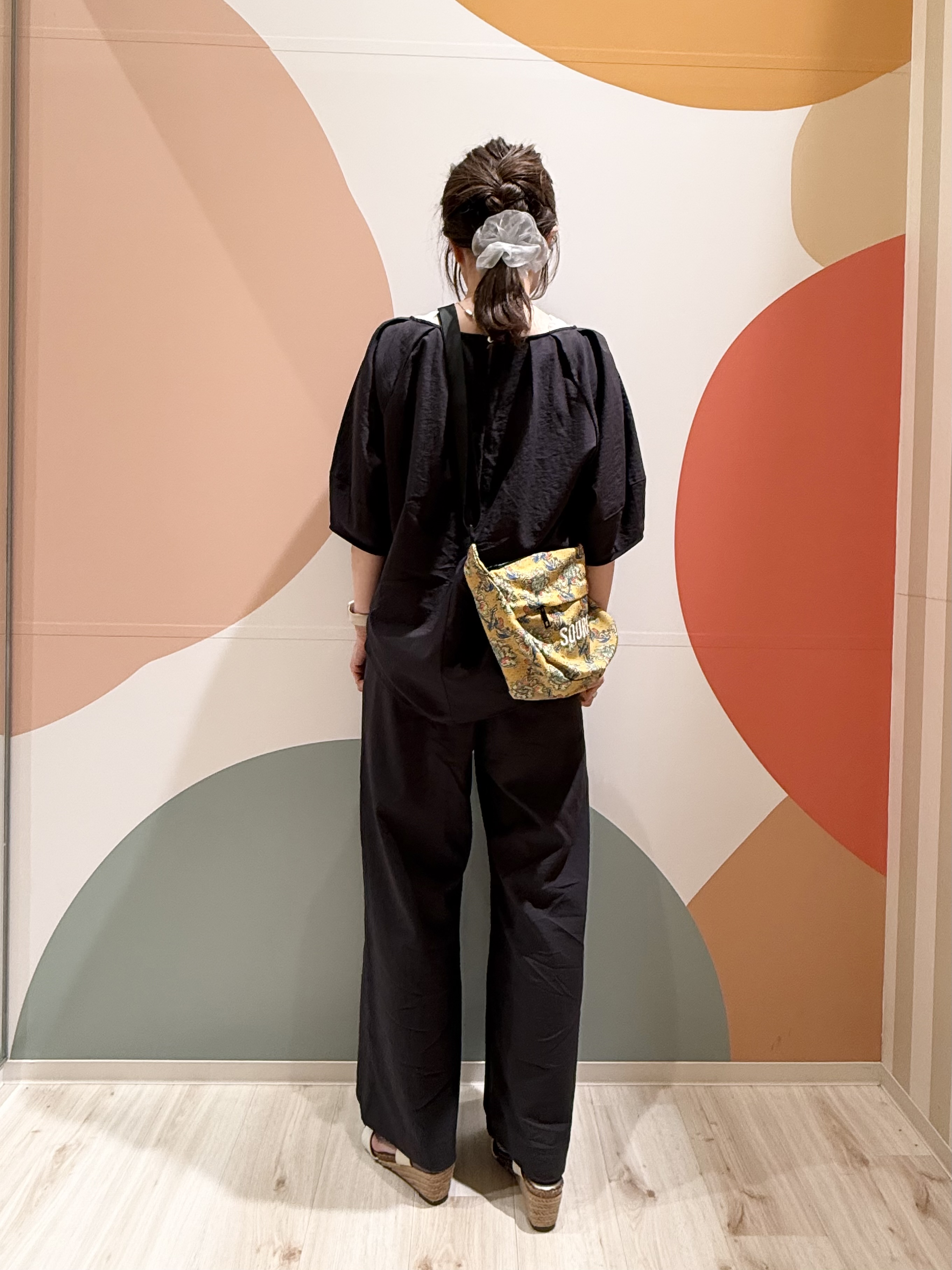 長女さんの「SHOO･LA･RUE｜【S-LL/洗濯機可/セットアップ可】軽凛(かろりん) ひんやりタックブラウス」を使ったコーディネート