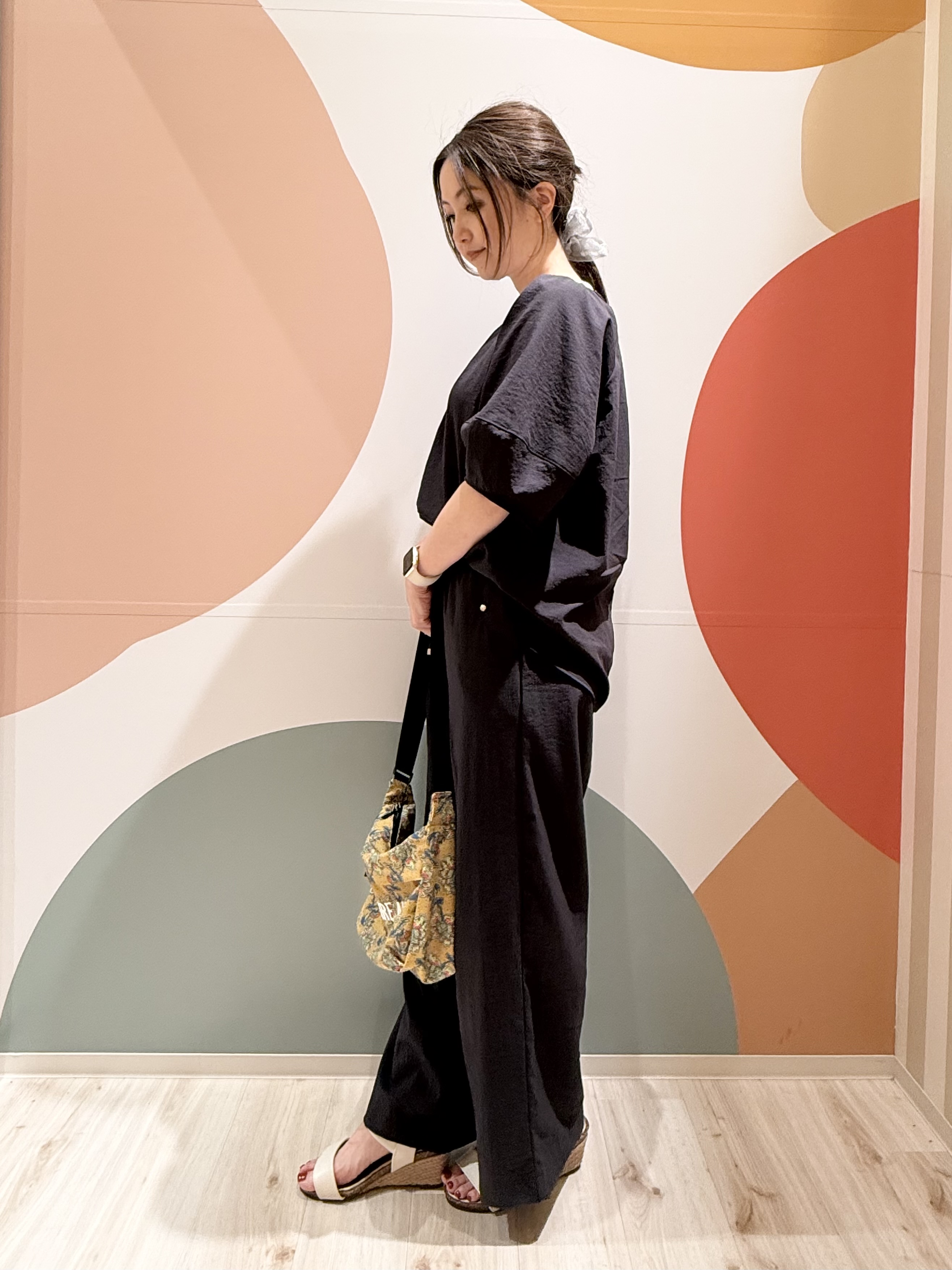 長女さんの「SHOO･LA･RUE｜【S-LL/洗濯機可/セットアップ可】軽凛(かろりん) ひんやりタックブラウス」を使ったコーディネート