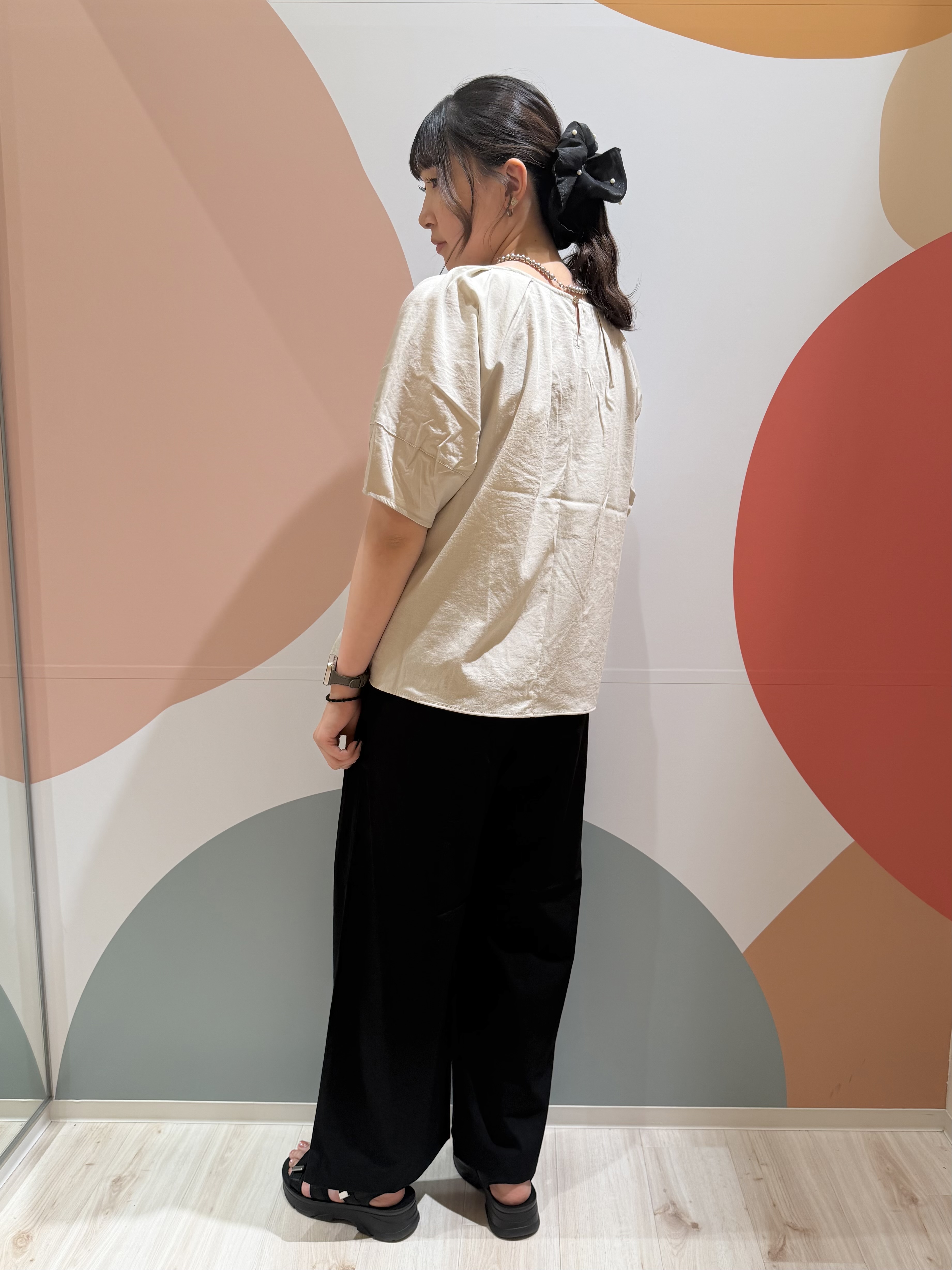 末っ子さんの「SHOO･LA･RUE｜【S-LL/洗濯機可/セットアップ可】軽凛(かろりん) ひんやりタックブラウス」を使ったコーディネート