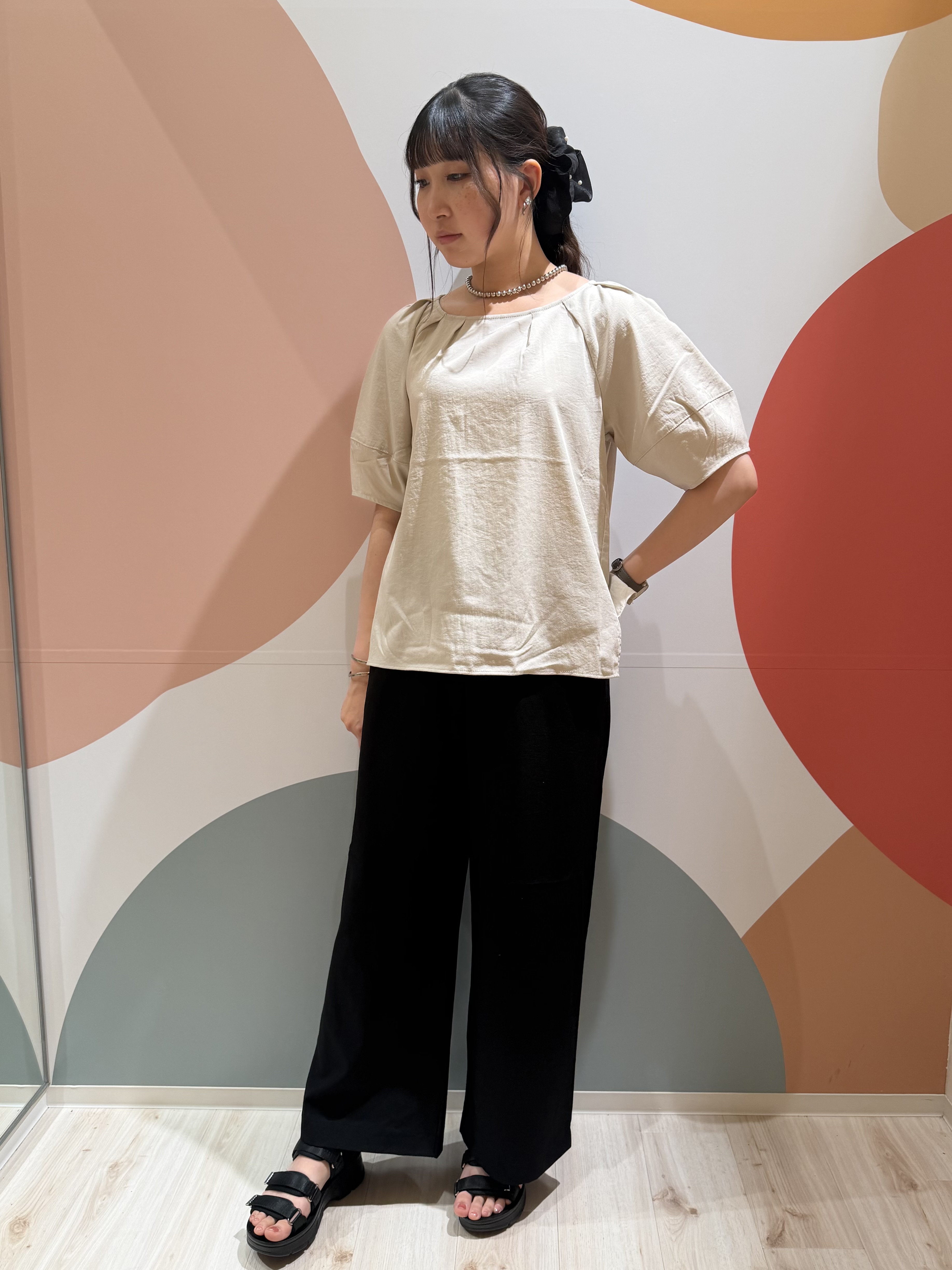 末っ子さんの「SHOO･LA･RUE｜【S-LL/洗濯機可/セットアップ可】軽凛(かろりん) ひんやりタックブラウス」を使ったコーディネート