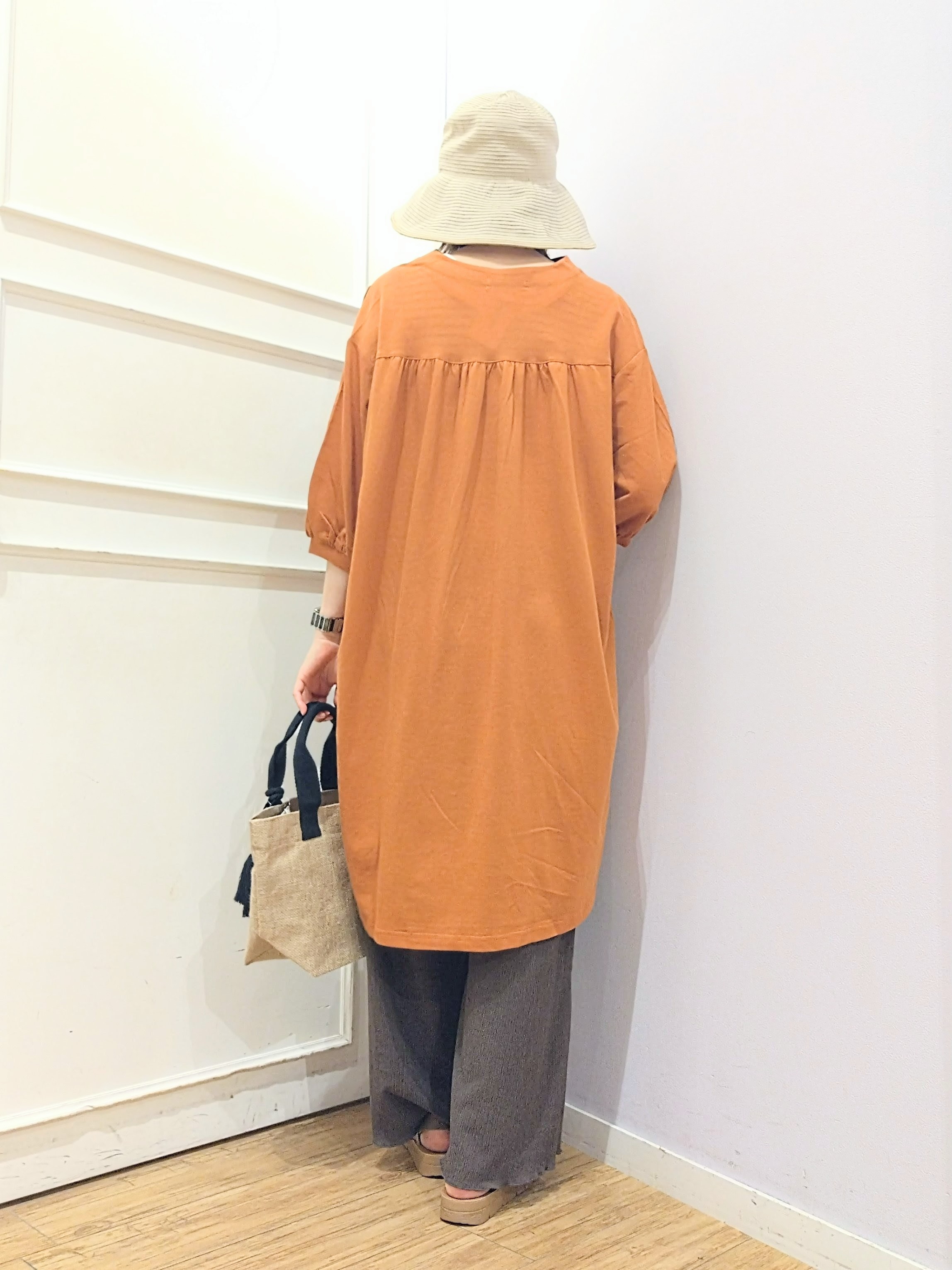 miomioさんの「SHOO･LA･RUE｜【洗濯機可/S-LL】1枚でも羽織でも キーネックシャツワンピース」を使ったコーディネート