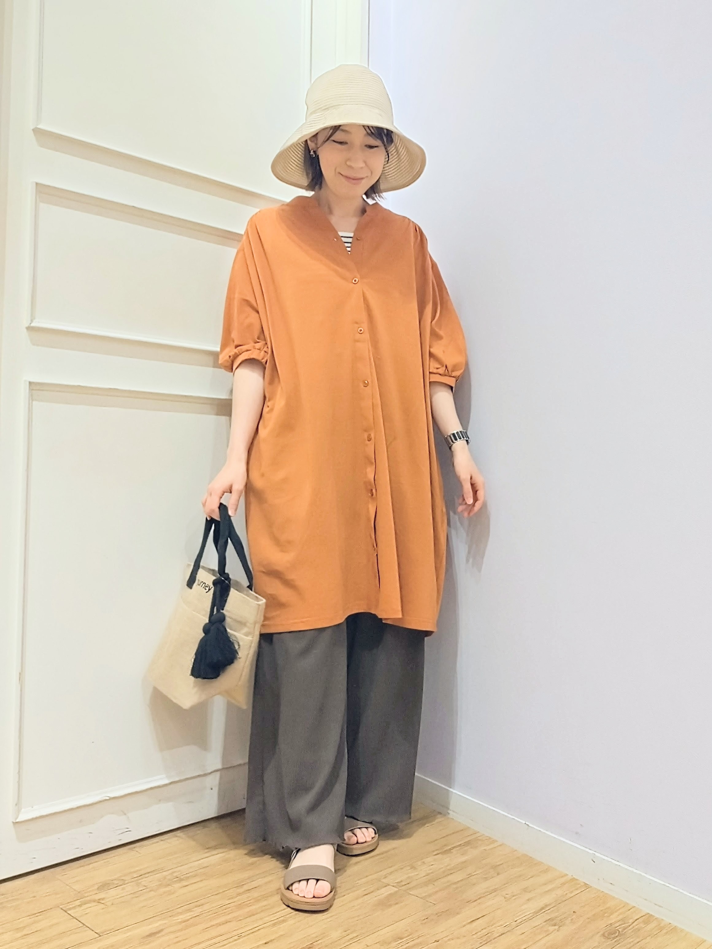 miomioさんの「SHOO･LA･RUE｜【洗濯機可/S-LL】1枚でも羽織でも キーネックシャツワンピース」を使ったコーディネート