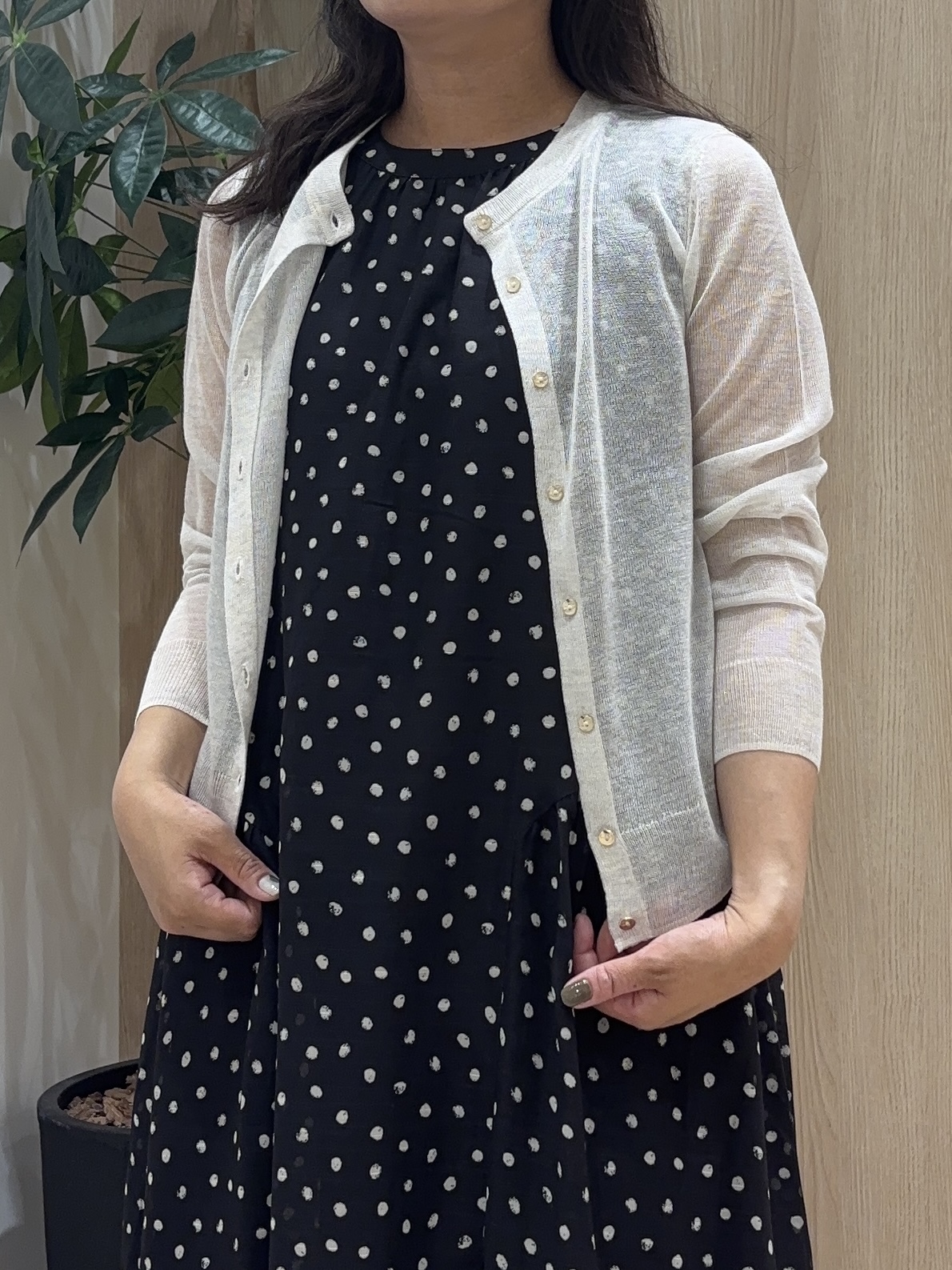 miraiさんの「grove｜高評価！【洗える/名品】大人の透け感、シアーカーディガン」を使ったコーディネート