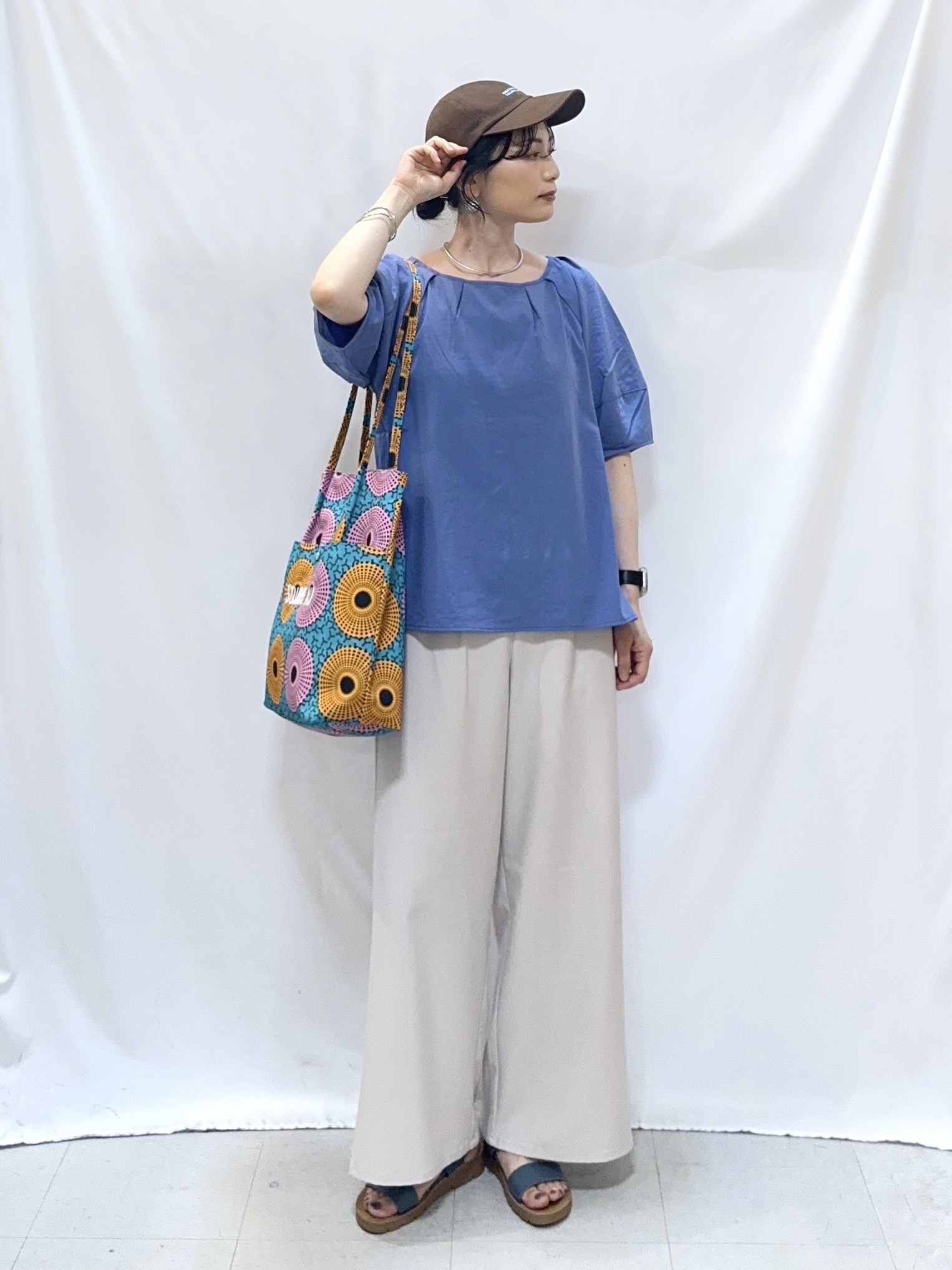 𝐇𝐢𝐫𝐨𝐦𝐢さんの「SHOO･LA･RUE｜【S-LL/洗濯機可/セットアップ可】軽凛(かろりん) ひんやりタックブラウス」を使ったコーディネート