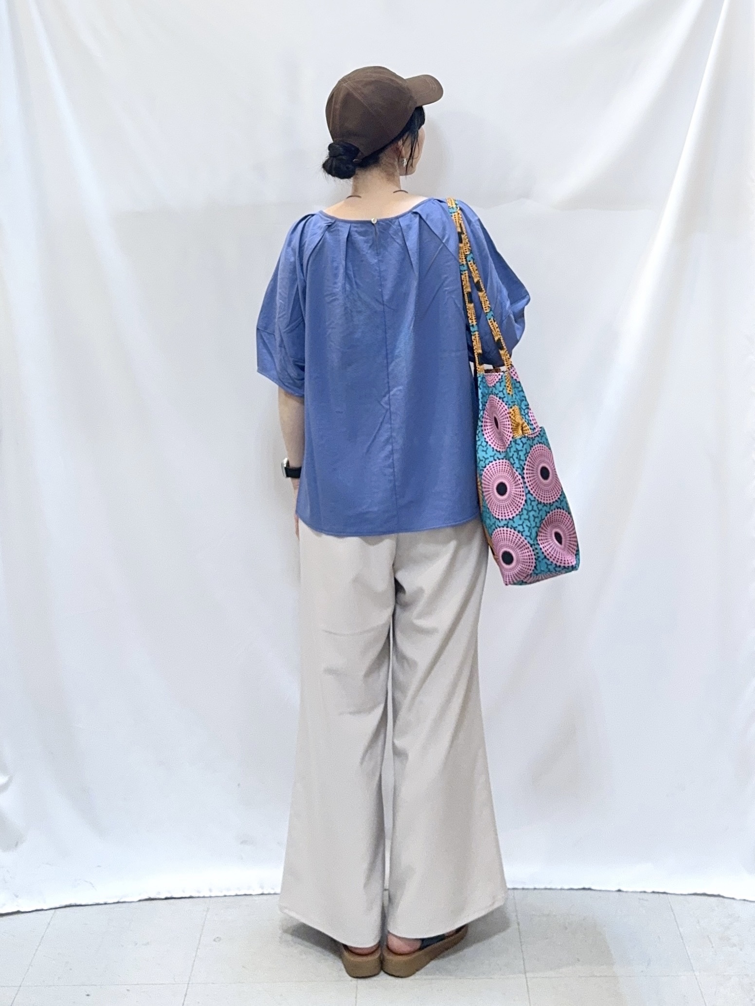 𝐇𝐢𝐫𝐨𝐦𝐢さんの「SHOO･LA･RUE｜【S-LL/洗濯機可/セットアップ可】軽凛(かろりん) ひんやりタックブラウス」を使ったコーディネート