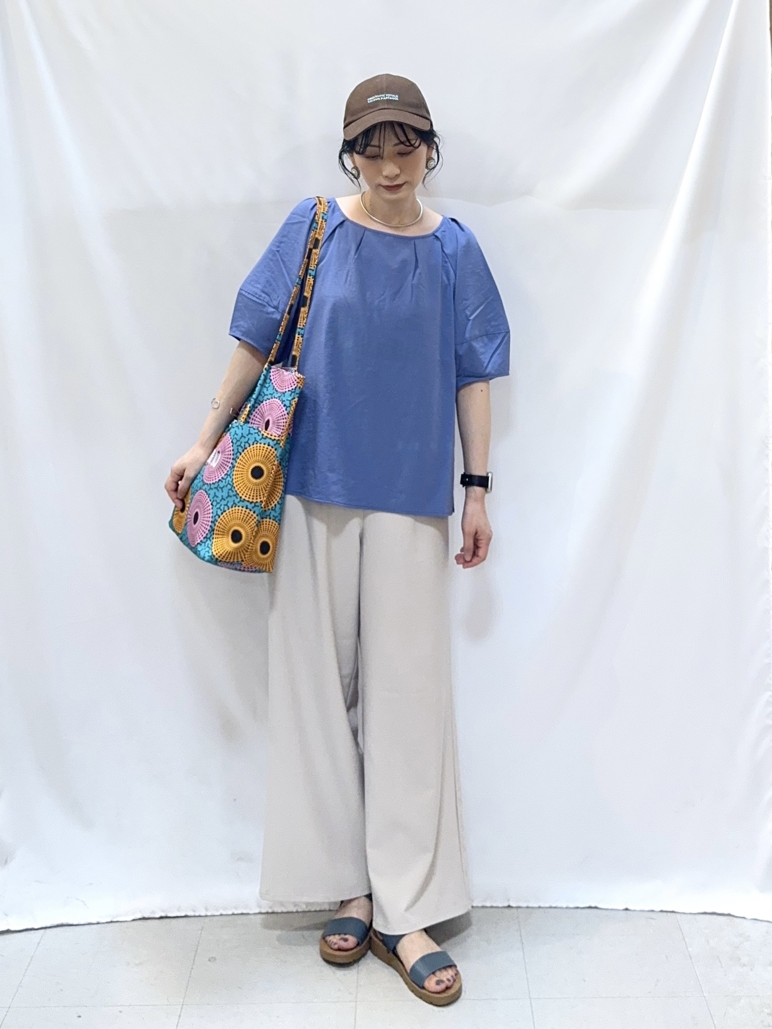 𝐇𝐢𝐫𝐨𝐦𝐢さんの「SHOO･LA･RUE｜【S-LL/洗濯機可/セットアップ可】軽凛(かろりん) ひんやりタックブラウス」を使ったコーディネート