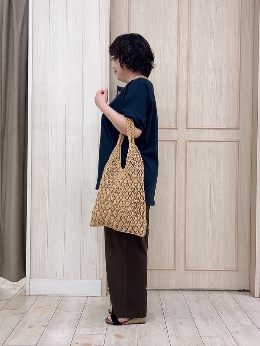 えりっこさんの「SHOO･LA･RUE｜【ひんやり/洗濯後しわになりにくい】インせず着られる さらっとタッチのドルマンブラウス」を使ったコーディネート
