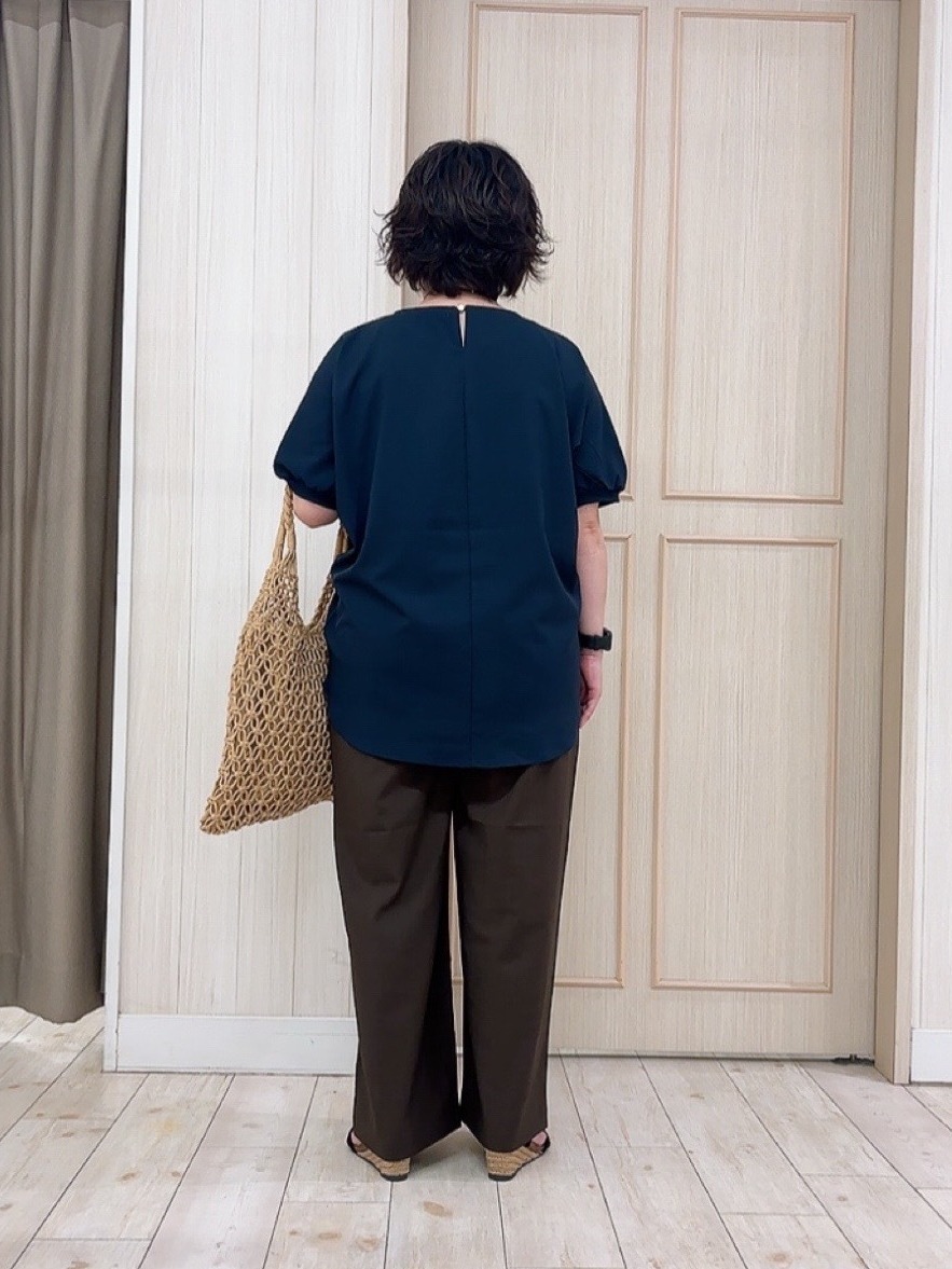 えりっこさんの「SHOO･LA･RUE｜【ひんやり/洗濯後しわになりにくい】インせず着られる さらっとタッチのドルマンブラウス」を使ったコーディネート