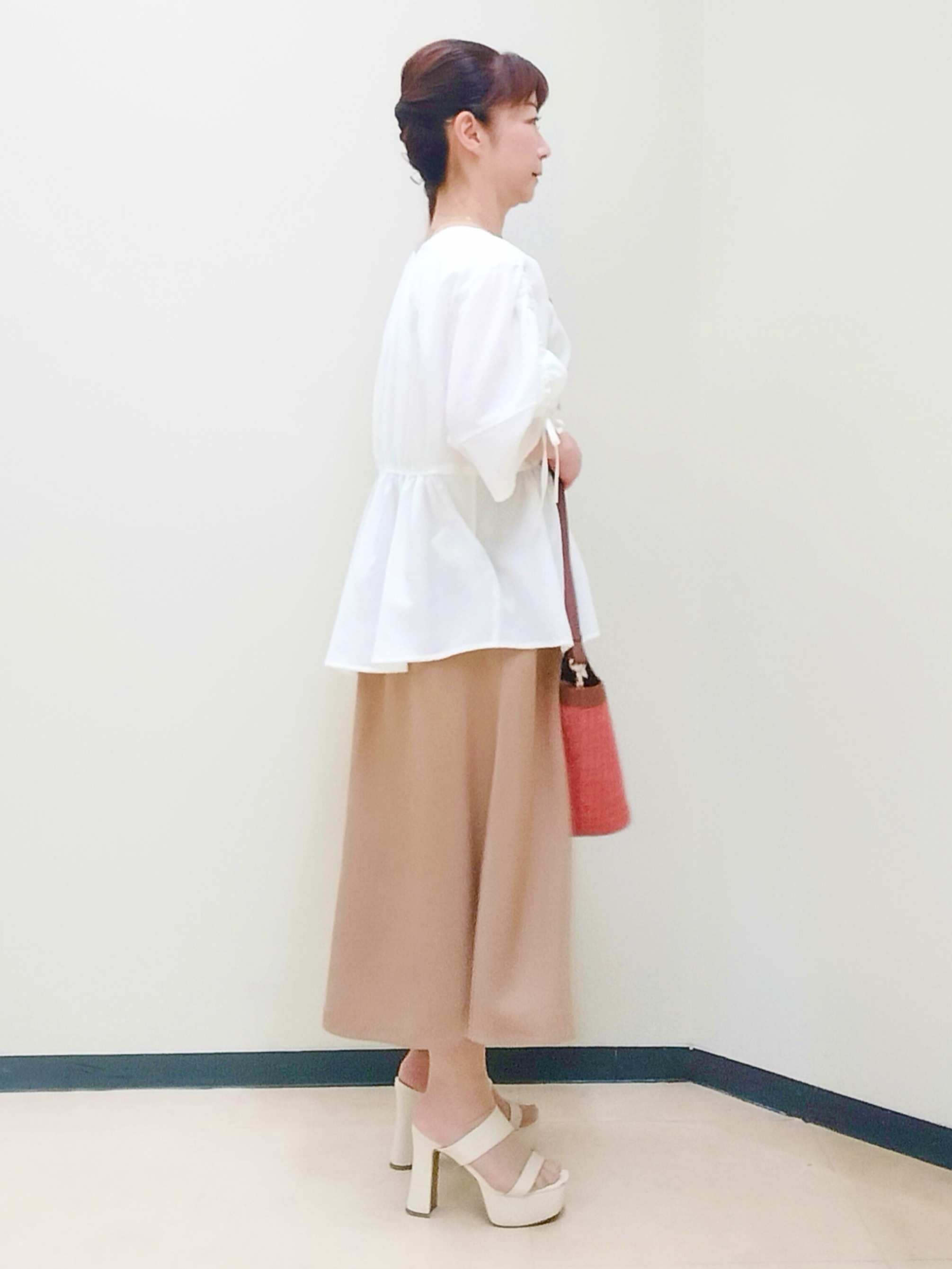 花さんの「Reflect｜【通気性あり／涼しい／マシンウォッシャブル】ウエストギャザーブラウス」を使ったコーディネート