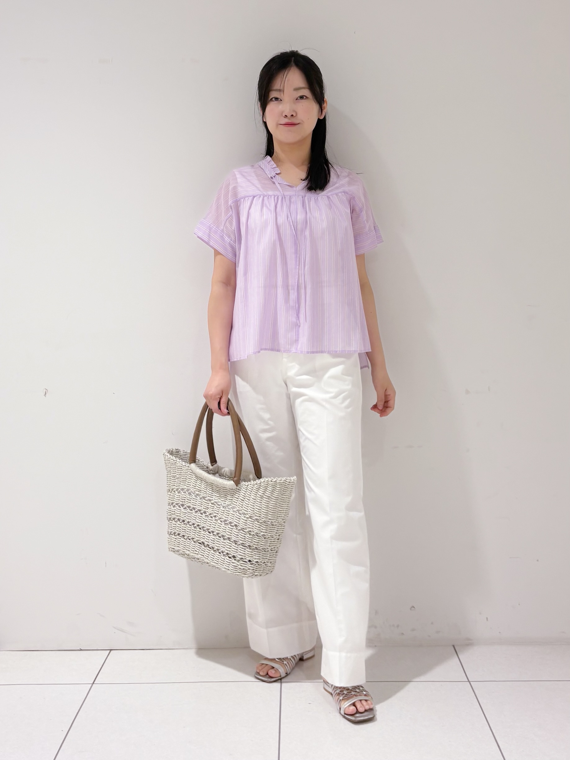 momokoさんの「INDIVI｜【洗える／軽やか】フリル衿ギャザーブラウス」を使ったコーディネート