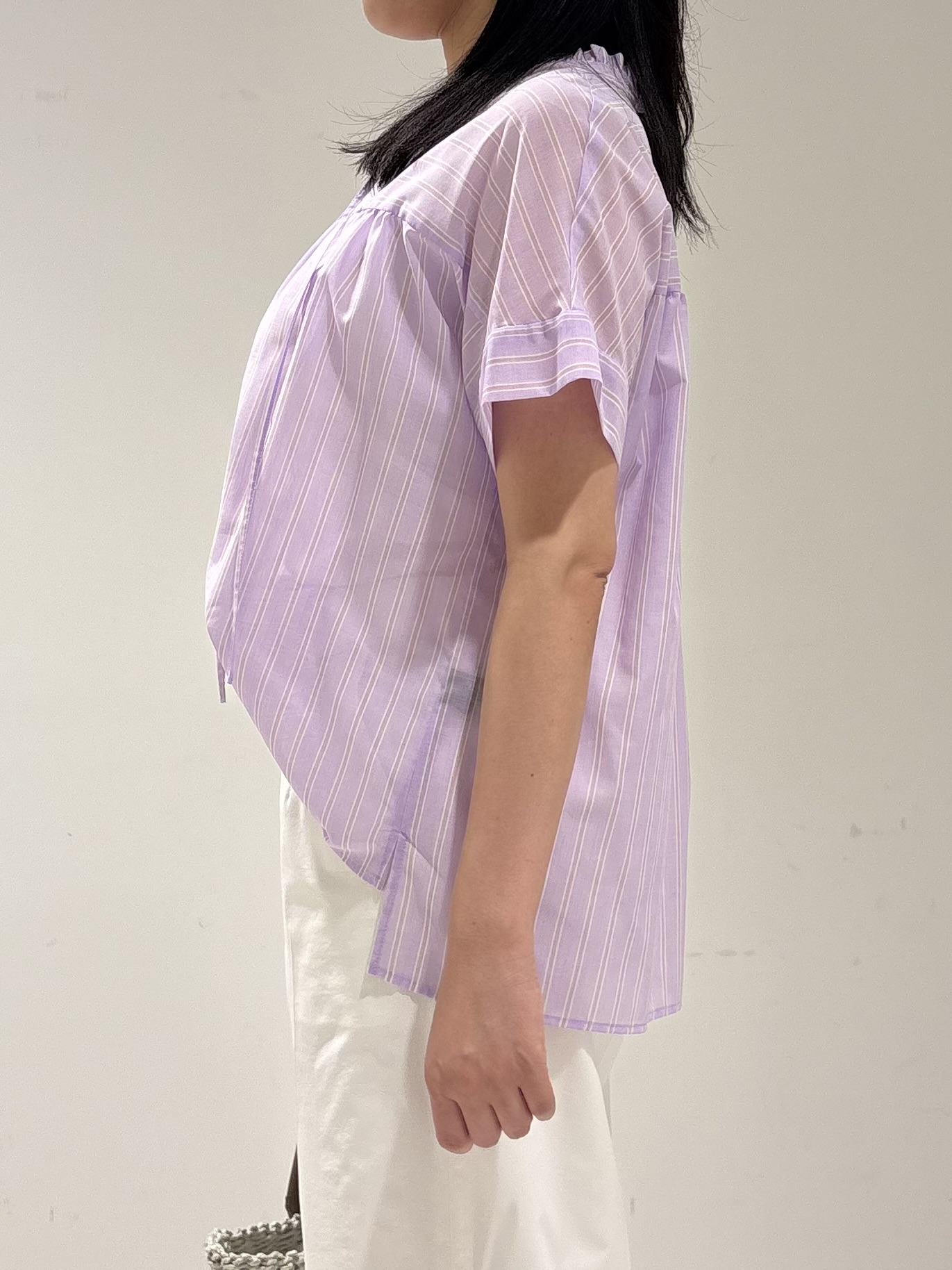 momokoさんの「INDIVI｜【洗える／軽やか】フリル衿ギャザーブラウス」を使ったコーディネート