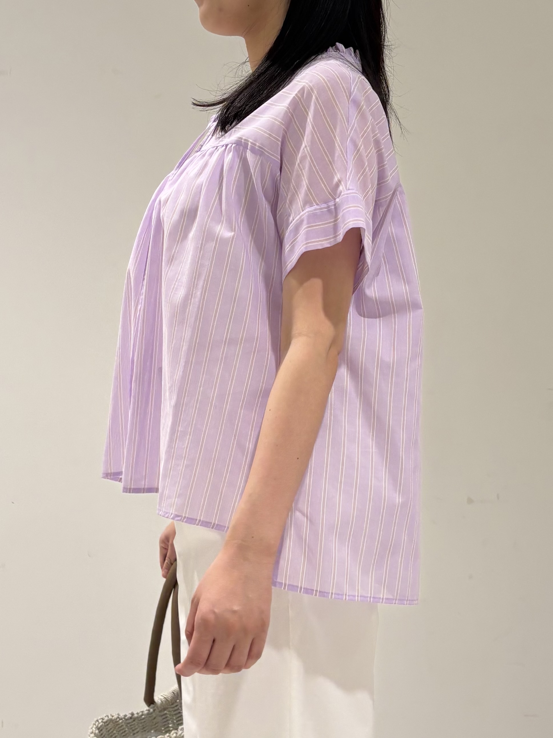 momokoさんの「INDIVI｜【洗える／軽やか】フリル衿ギャザーブラウス」を使ったコーディネート