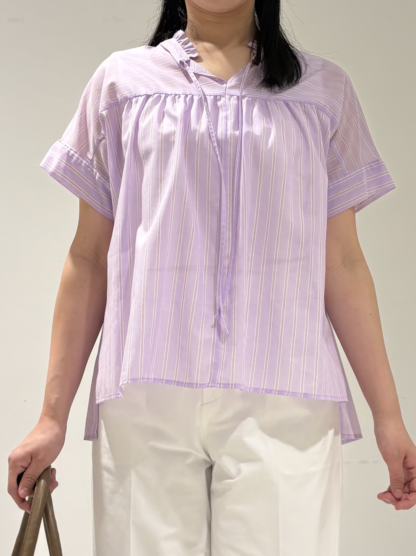 momokoさんの「INDIVI｜【洗える／軽やか】フリル衿ギャザーブラウス」を使ったコーディネート