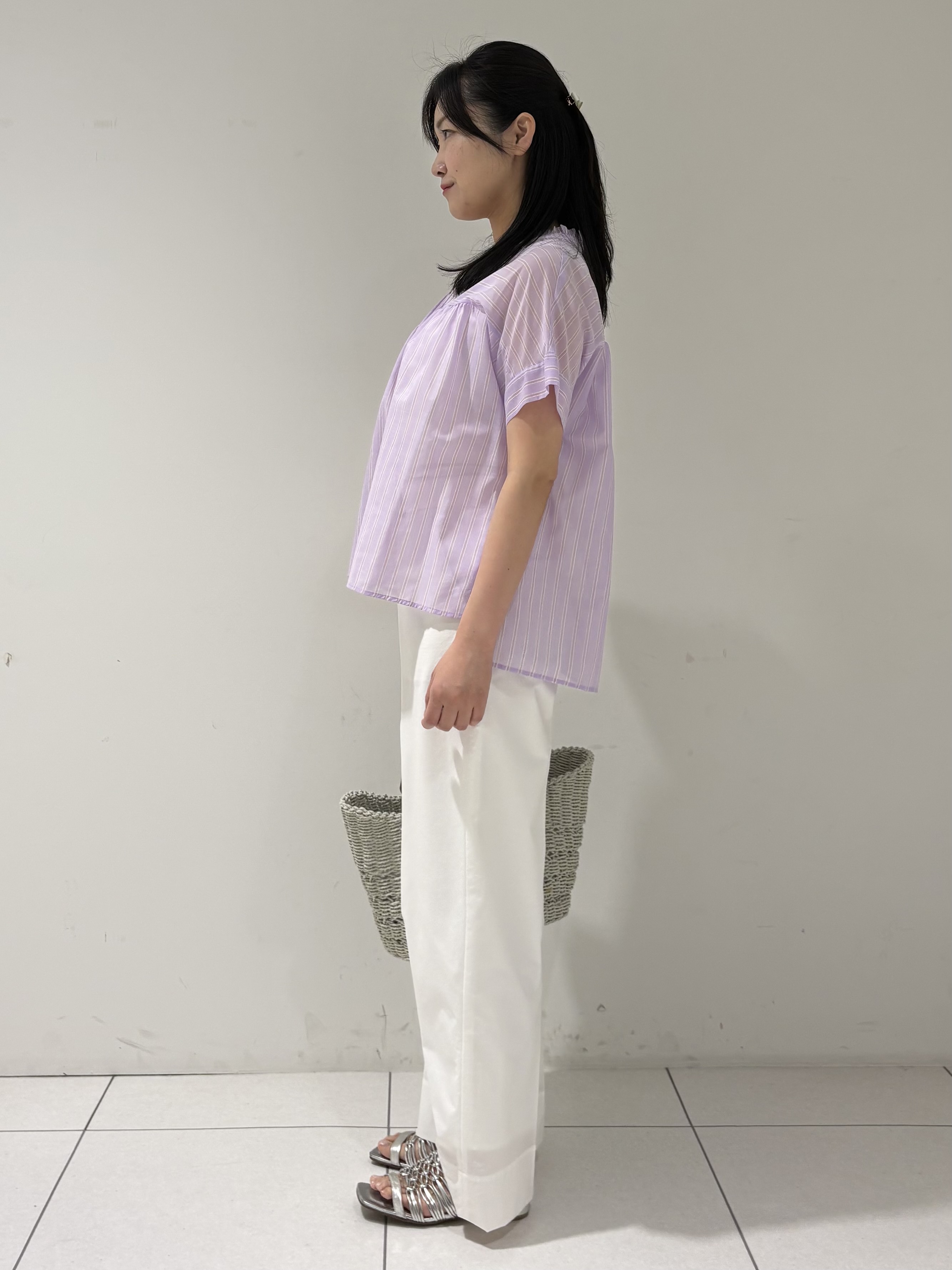 momokoさんの「INDIVI｜【洗える／軽やか】フリル衿ギャザーブラウス」を使ったコーディネート