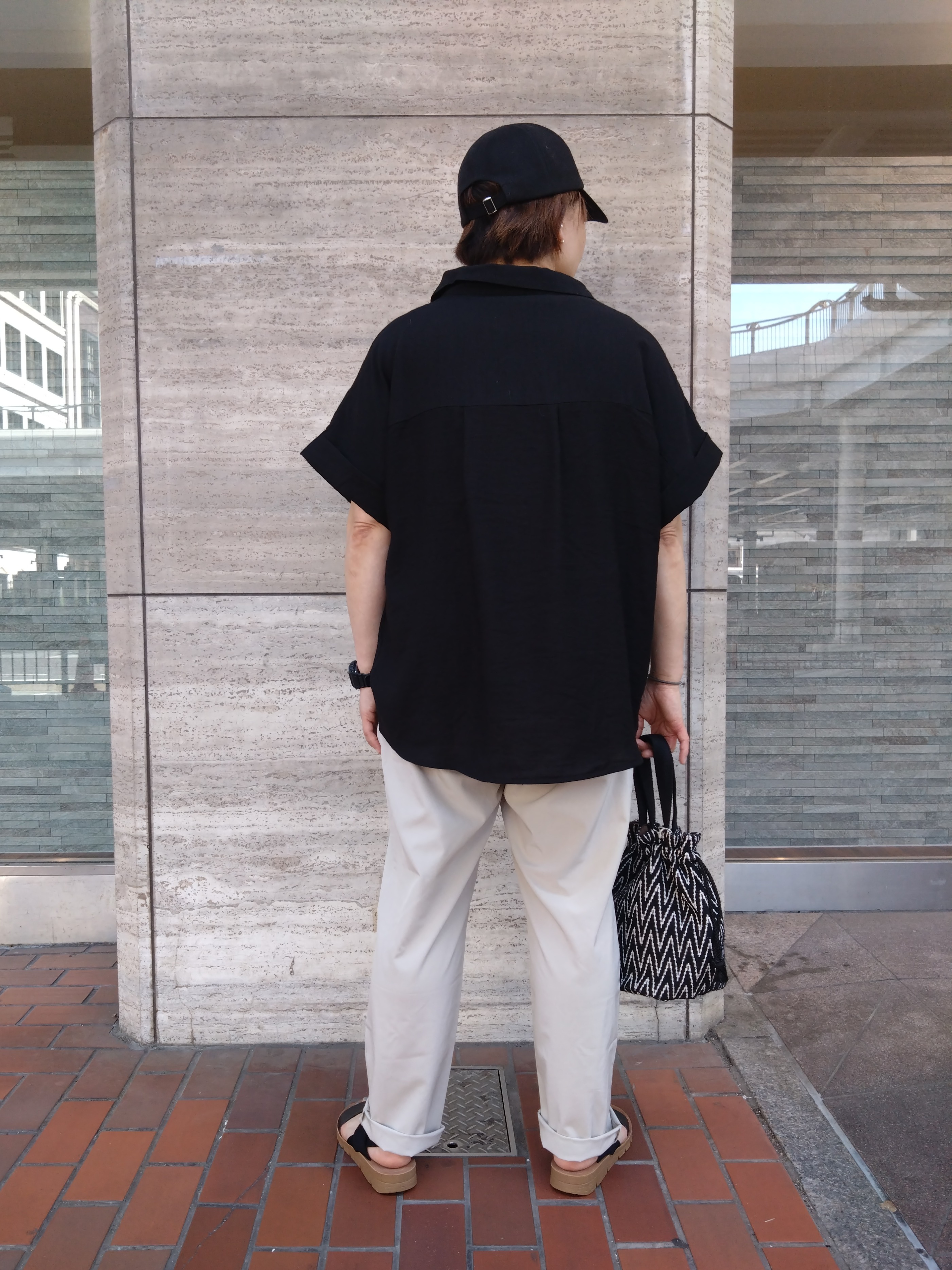 ヒロコジさんの「SHOO･LA･RUE｜【ひんやり/S-LL/洗濯機可】インせず着られる 裾タック スキッパーシャツ」を使ったコーディネート