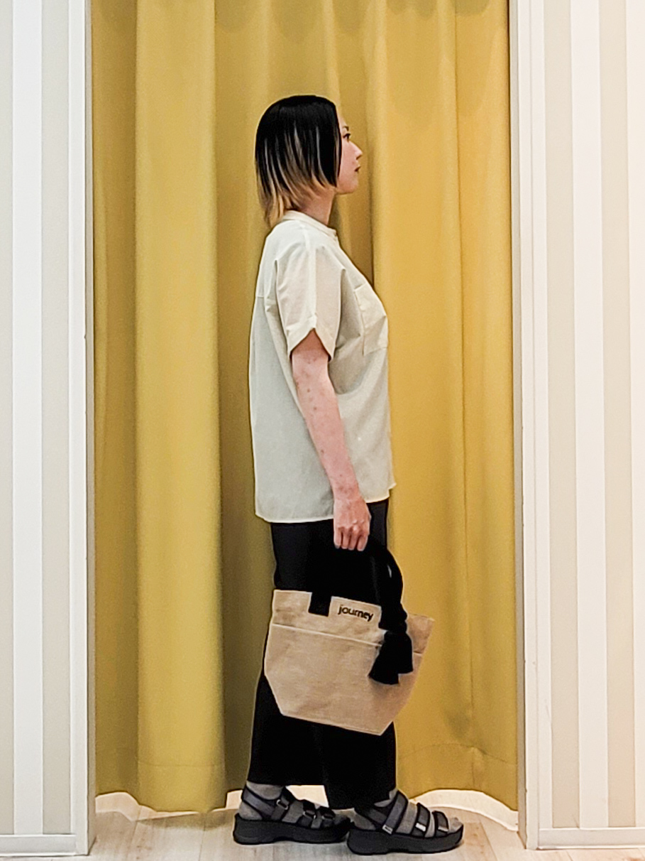 ねぎさんの「SHOO･LA･RUE｜【さらり快適/洗濯機可/S-LL】風が通り抜ける 半袖バンドカラーシアーシャツ」を使ったコーディネート